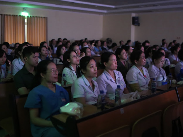 Cựu binh Thành cổ xem phim 'Mưa đỏ' ở bệnh viện, nghẹn ngào nhớ đồng đội- Ảnh 7.