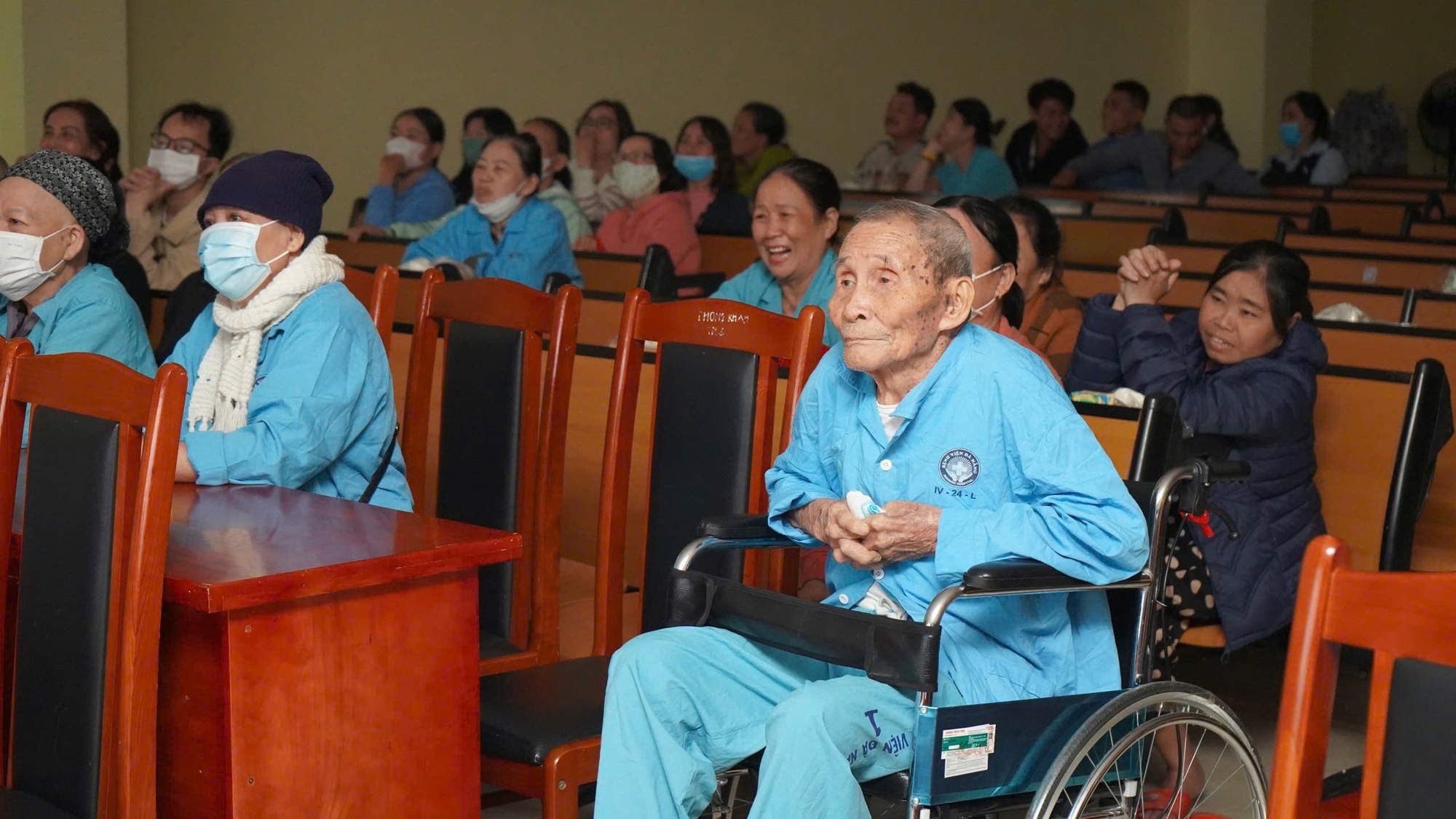 Cựu binh Thành cổ xem phim 'Mưa đỏ' ở bệnh viện, nghẹn ngào nhớ đồng đội- Ảnh 2.