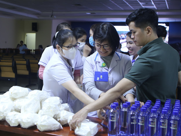 Cựu binh Thành cổ xem phim 'Mưa đỏ' ở bệnh viện, nghẹn ngào nhớ đồng đội- Ảnh 6.