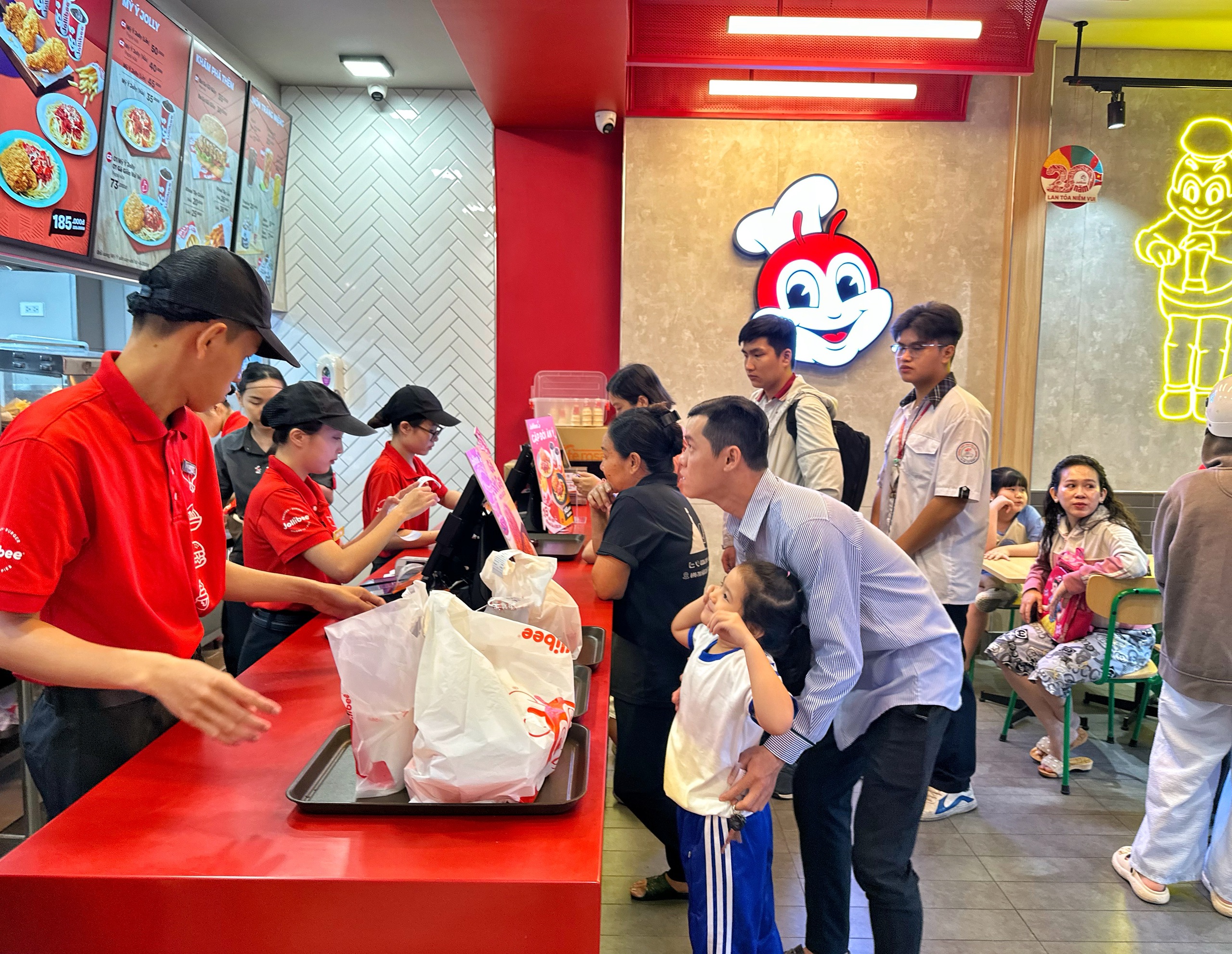 Đông nghẹt người ở TP.HCM đi ăn gà rán để... 'săn' tuần lộc: Cơn sốt Noel 2025 - Ảnh 4.