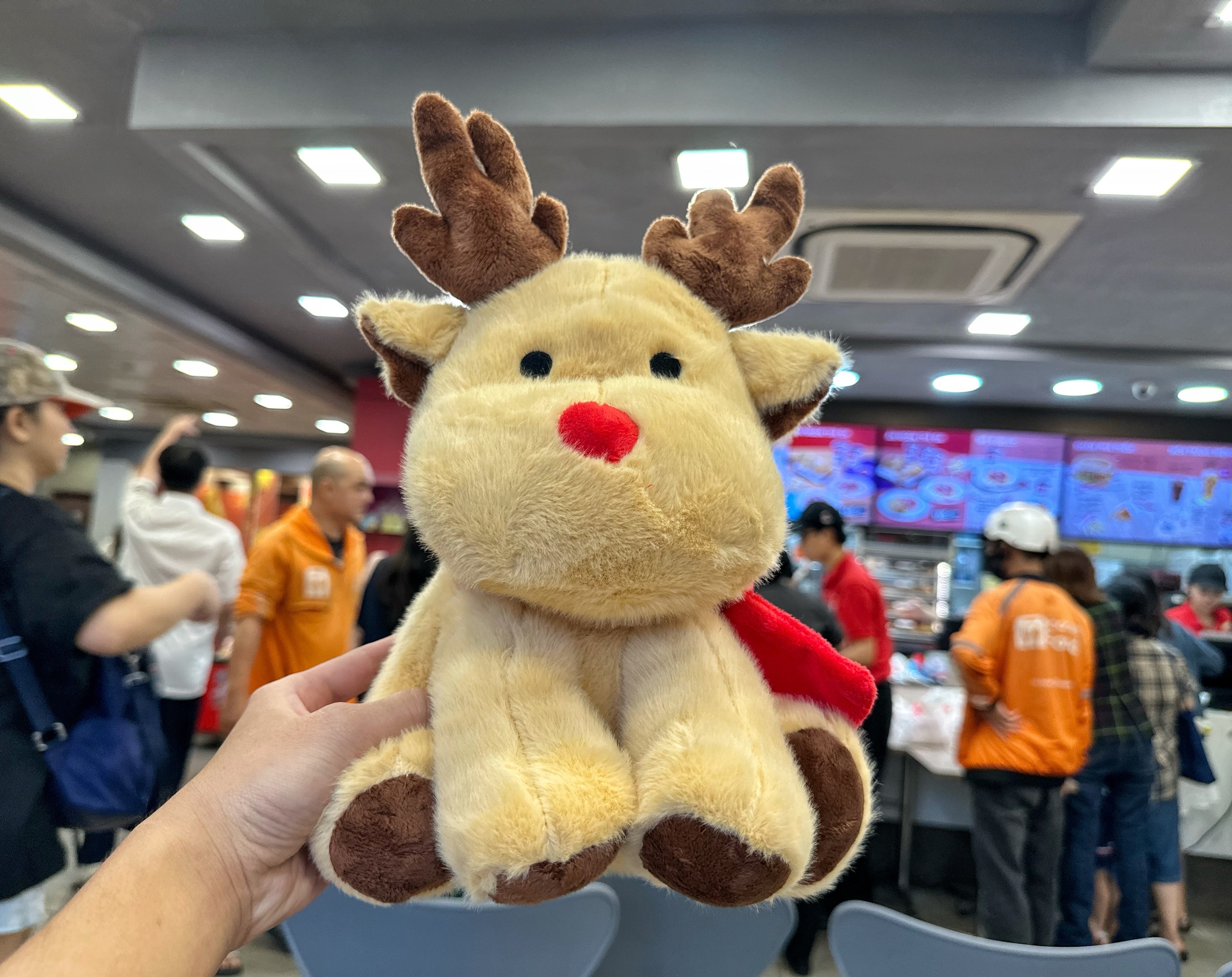 Đông nghẹt người ở TP.HCM đi ăn gà rán để... 'săn' tuần lộc: Cơn sốt Noel 2025 - Ảnh 5.