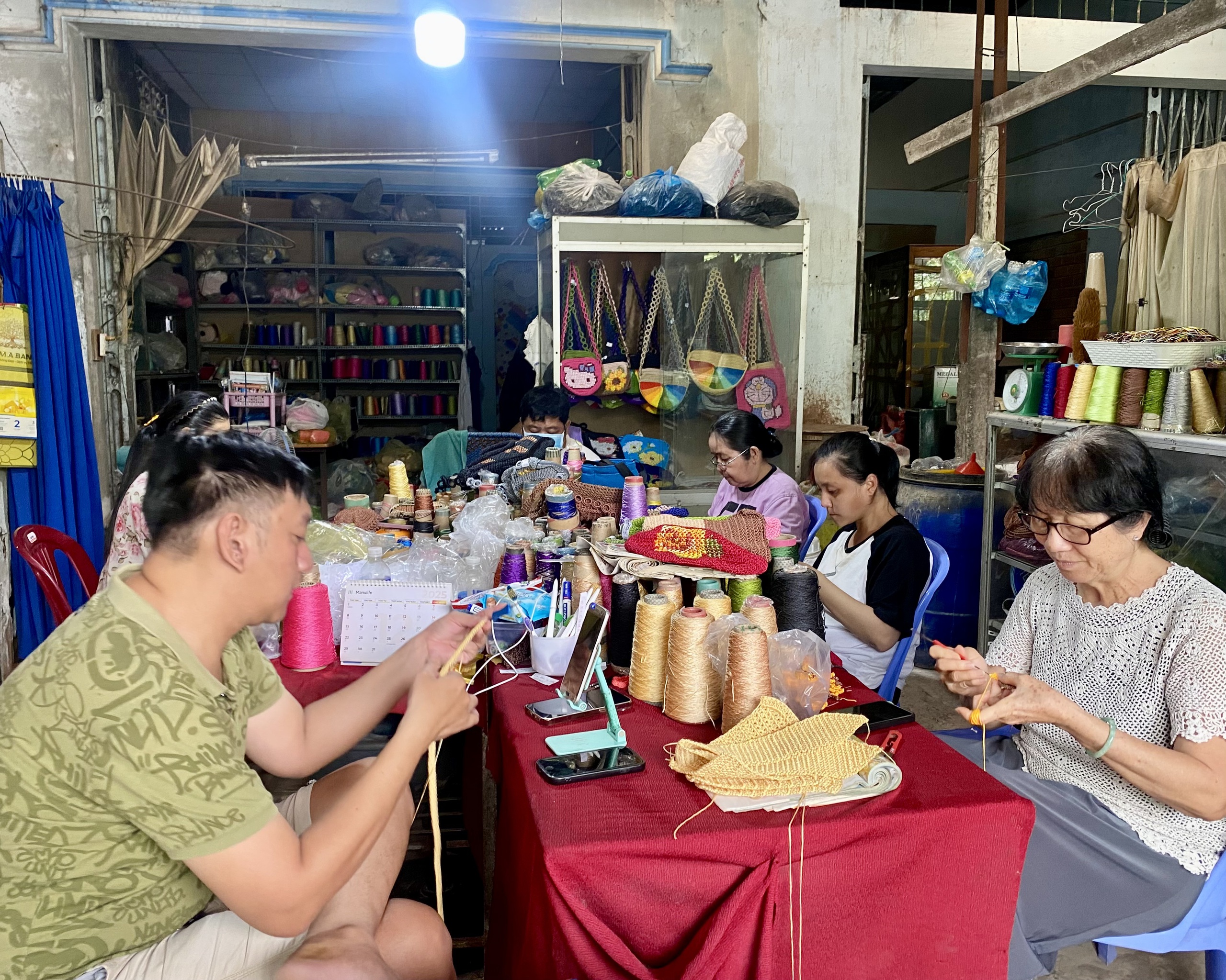 Gieo nghề cho những đôi tay khiếm khuyết: Lớp học Hoa móc len tại Cần Thơ - Ảnh 1. Gieo nghề cho những đôi tay khiếm khuyết: Lớp học Hoa móc len tại Cần Thơ - Ảnh 1.