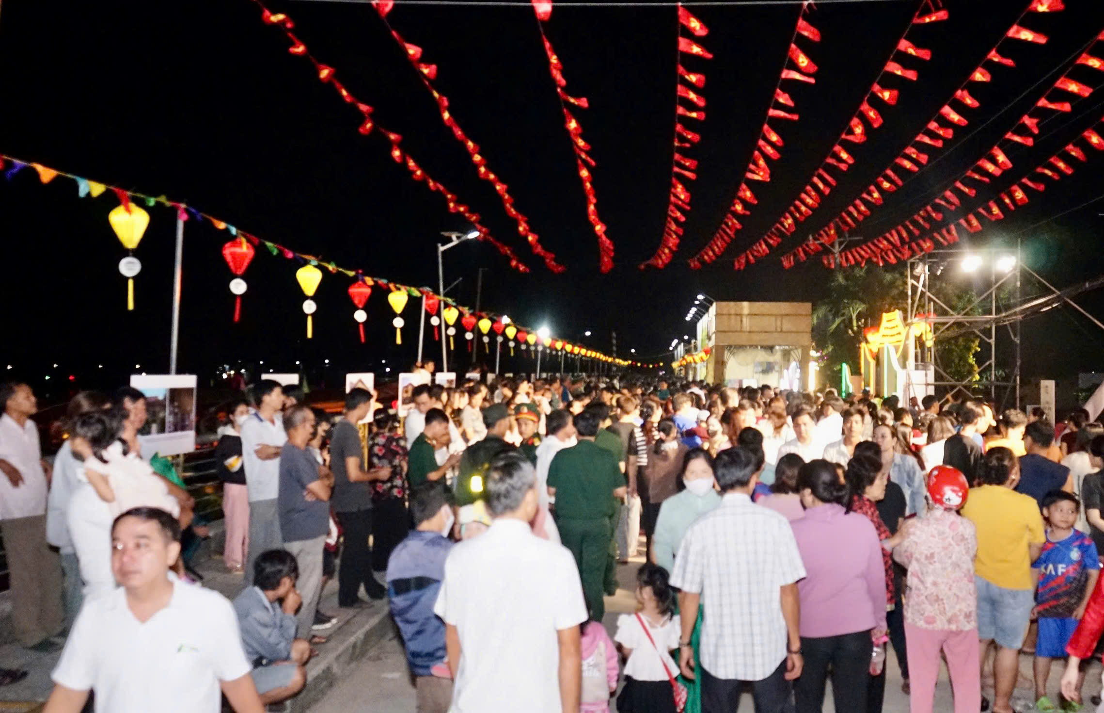 Đồng Tháp tái hiện cảnh miền Tây sông nước thông qua lễ hội địa phương- Ảnh 2. Đồng Tháp tái hiện cảnh miền Tây sông nước thông qua lễ hội địa phương- Ảnh 2.