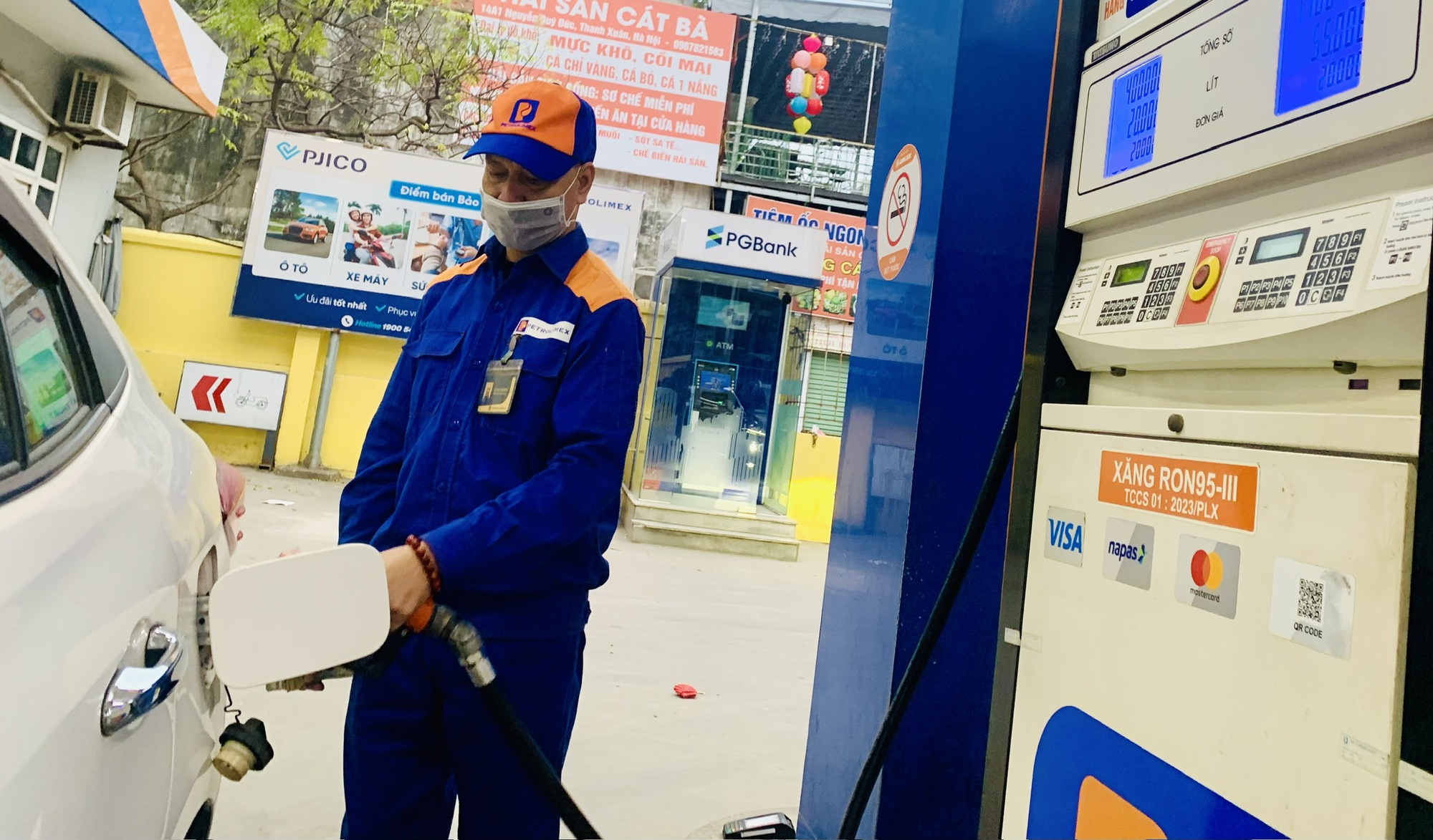 Giá xăng tăng, giá dầu giảm từ 15 giờ hôm nay 4.12- Ảnh 1.