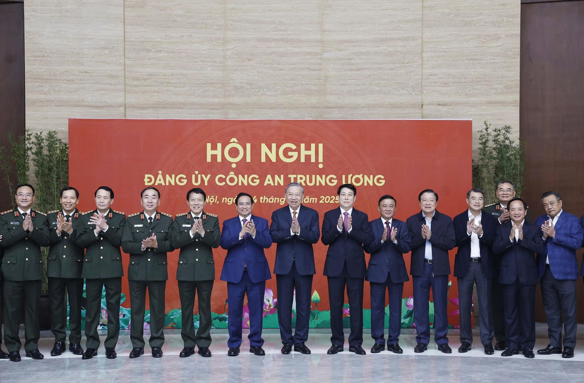 Den Aufbau einer starken, modernen und Elitearmee fortsetzen - Foto 1. Tiếp tục xây dựng quân đội tinh, gọn, mạnh, hiện đại - Ảnh 1.