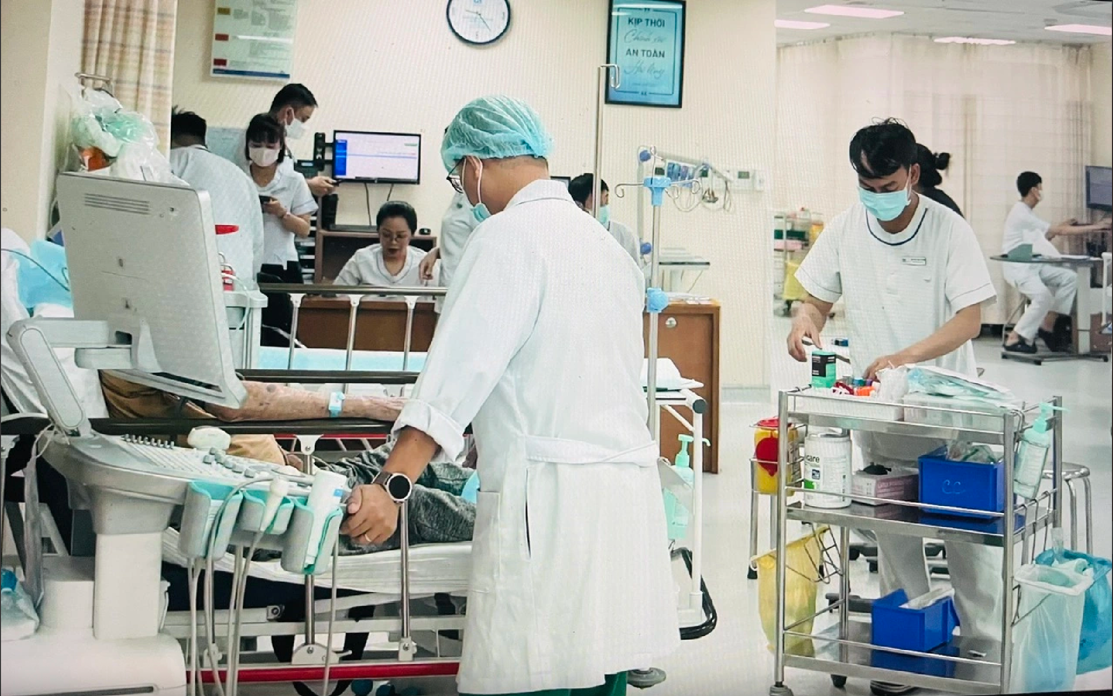 Diễn biến mới vụ ngộ độc bánh mì cóc cô Bích ở TP.HCM - Ảnh 1.