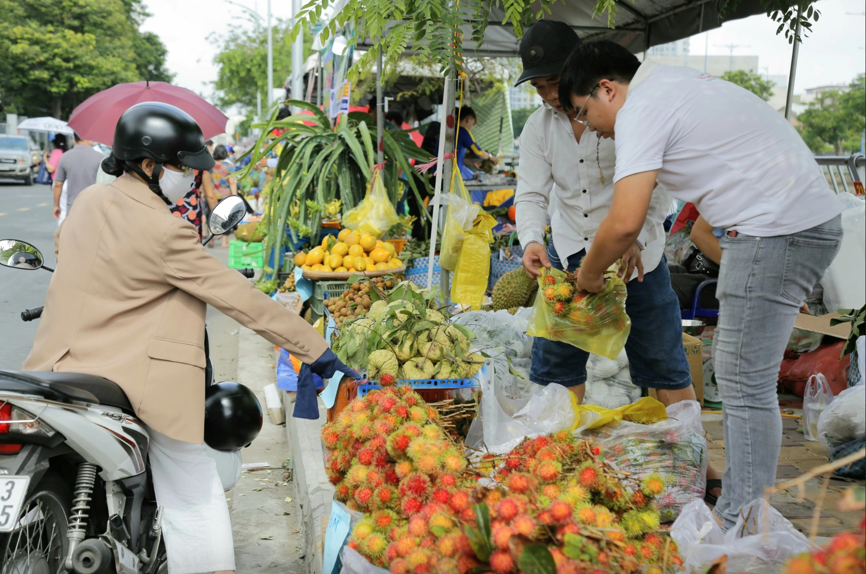 'Phiên chợ nông sản vùng miền - Bình Đông' lần đầu tổ chức ở TP.HCM có gì? - Ảnh 1.