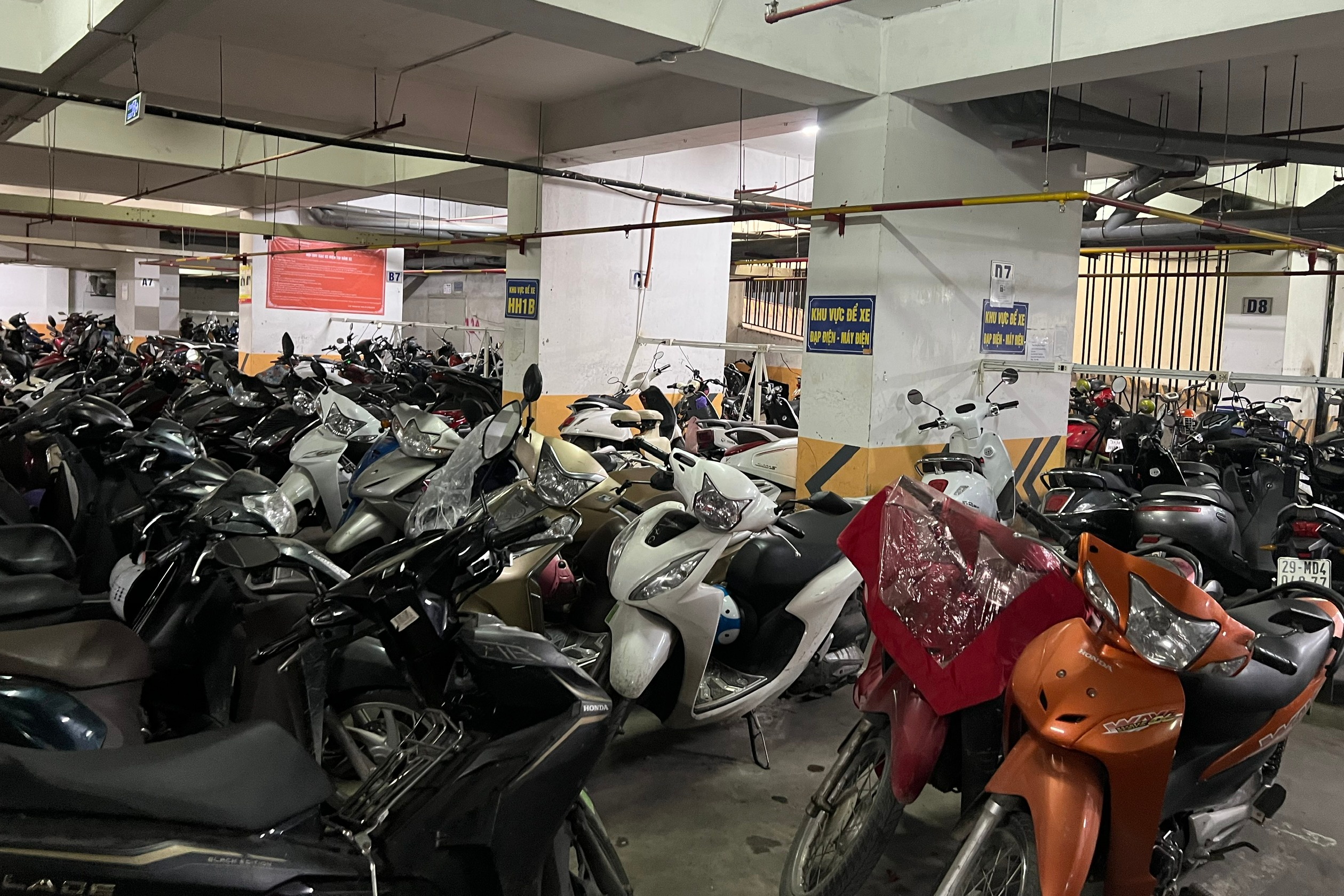 Phường yêu cầu hủy 'lệnh' dừng trông xe điện ở chung cư đông dân nhất Hà Nội - Ảnh 2.