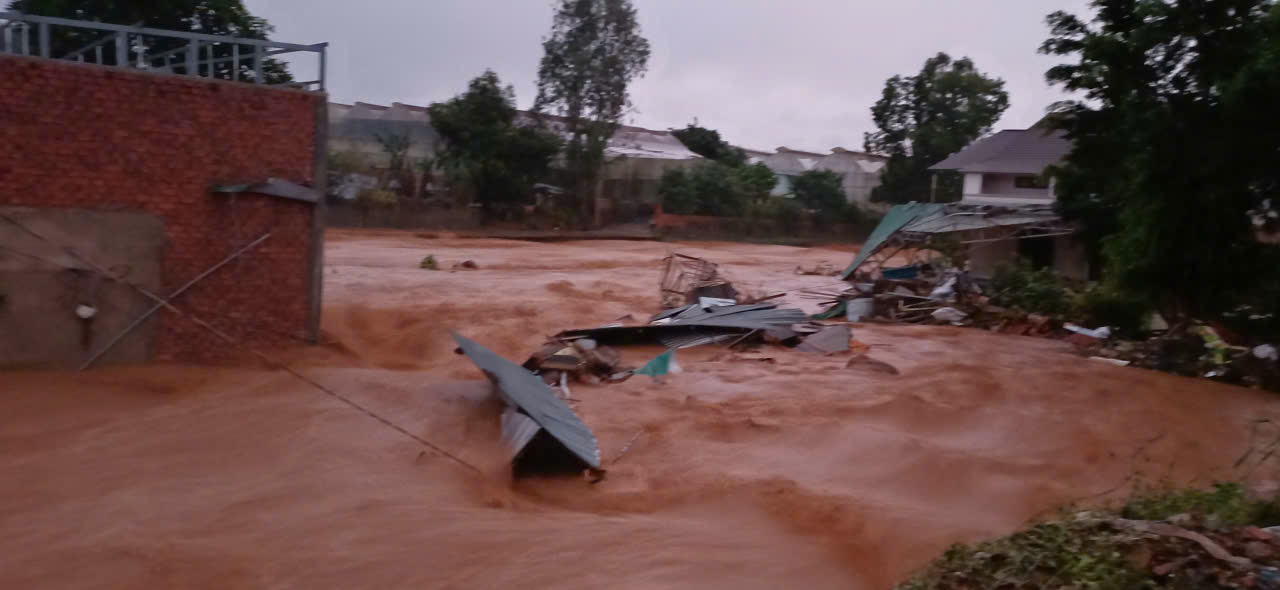 Mưa lớn lại sạt lở đèo Mimosa và các đèo, gây ngập lụt nặng nhiều nơi- Ảnh 7.