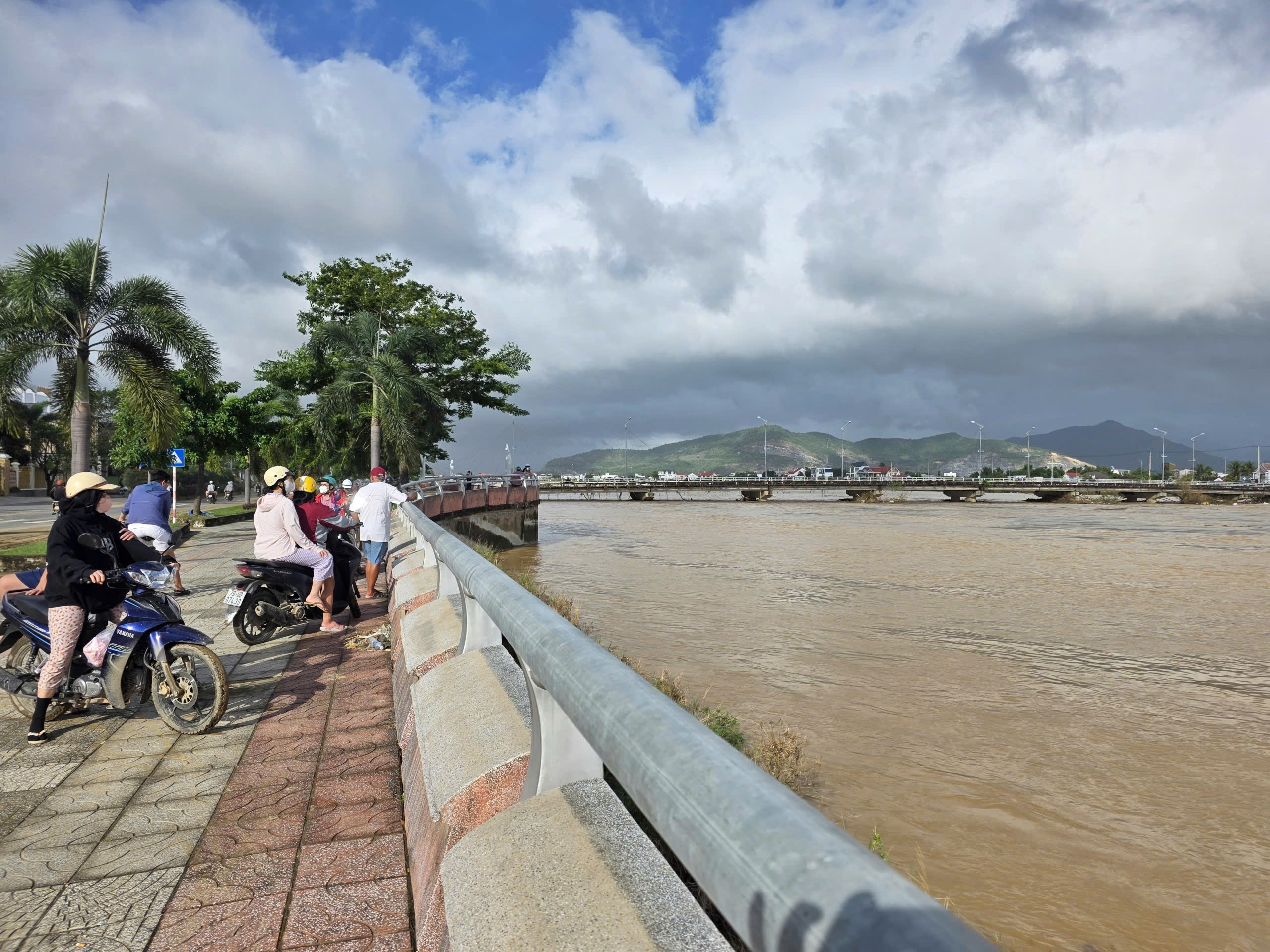 Khánh Hòa: Nước các sông đang lên, cảnh báo ngập lụt, học sinh tiếp tục nghỉ học - Ảnh 5.