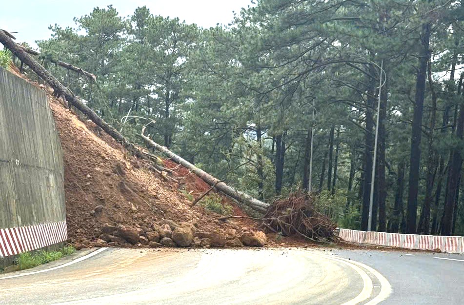 Sạt lở nghiêm trọng tại đèo Prenn Đà Lạt gây ách tắc giao thông - Ảnh 1.