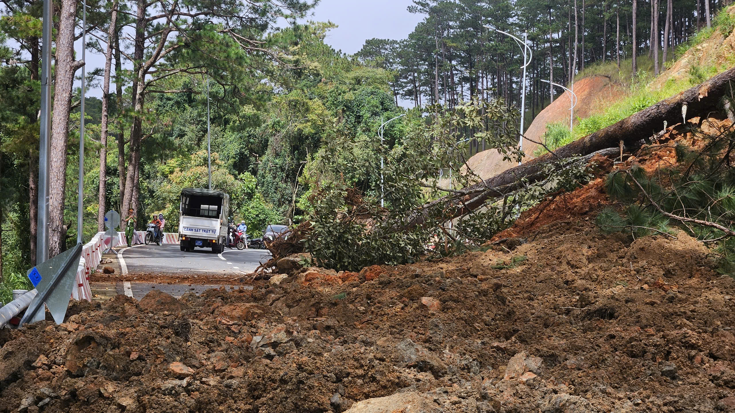 Sạt lở nghiêm trọng tại đèo Prenn Đà Lạt gây ách tắc giao thông - Ảnh 3.
