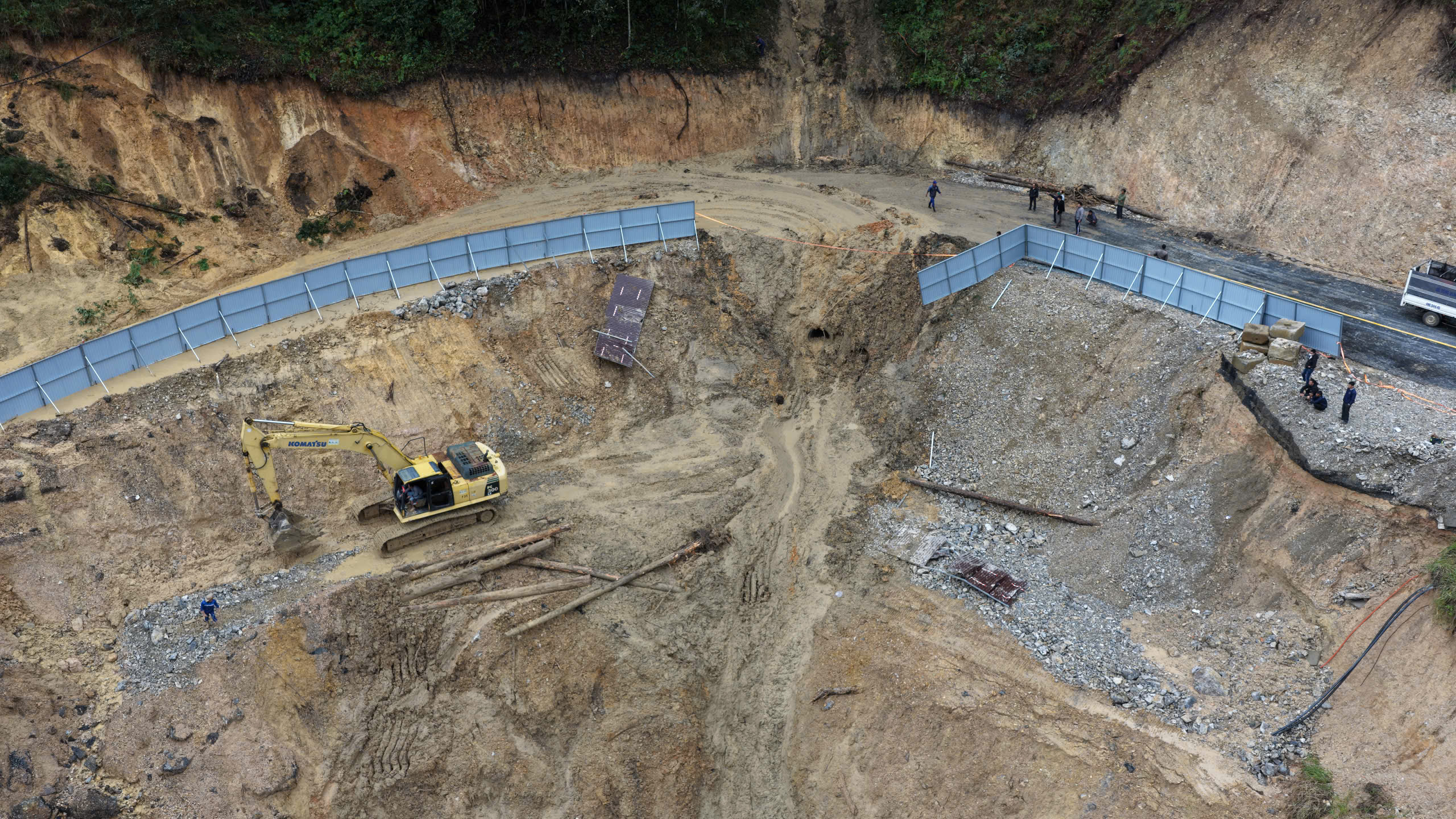 Sạt lở nghiêm trọng tại đèo Prenn Đà Lạt gây ách tắc giao thông - Ảnh 4.