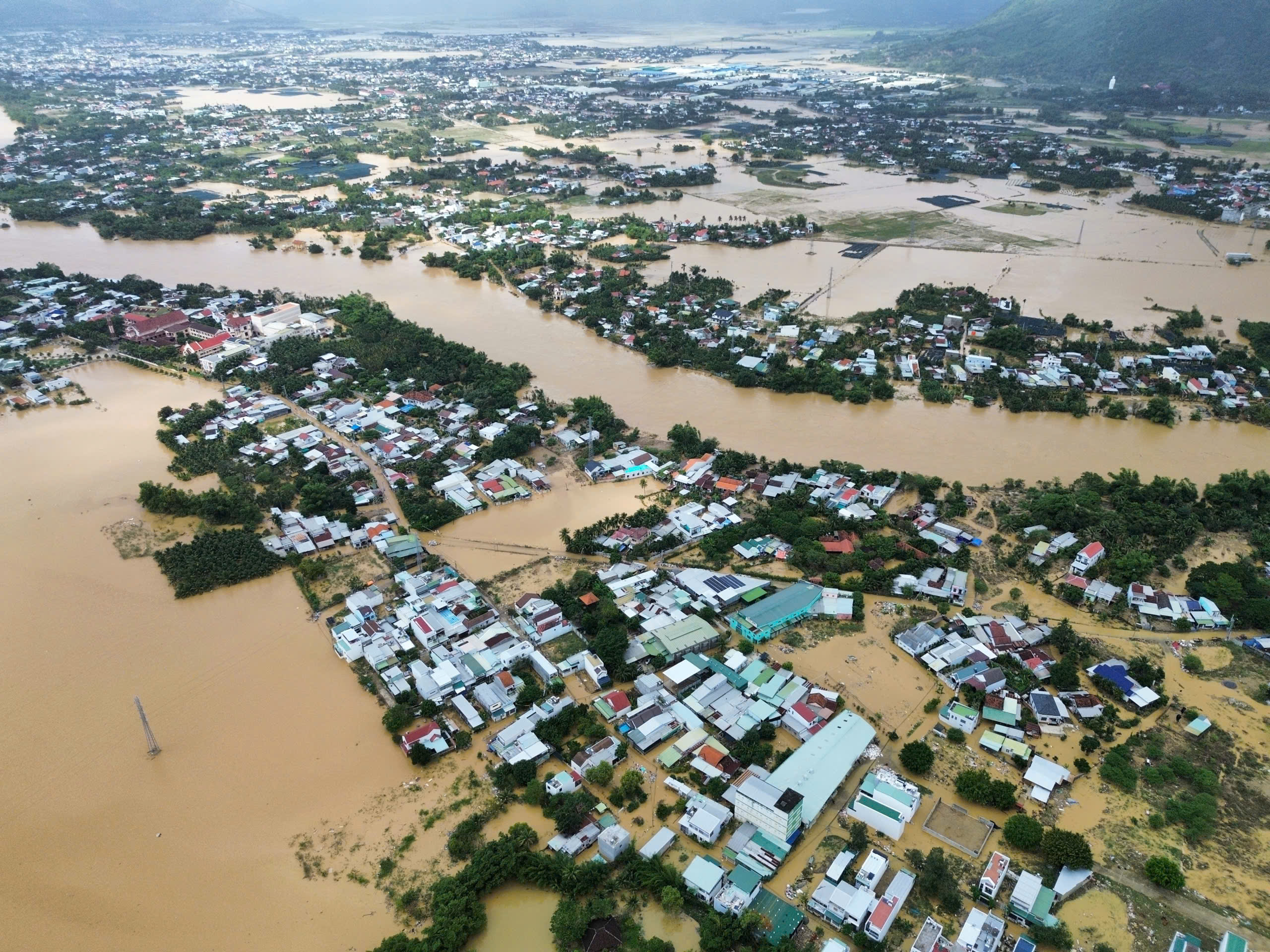 Khánh hòa: Nha Trang chạy lụt lần 4 do xả hồ chứa Am Chúa và Đắc Lộc - Ảnh 9. Khánh hòa: Nha Trang chạy lụt lần 4 do xả hồ chứa Am Chúa và Đắc Lộc - Ảnh 9.