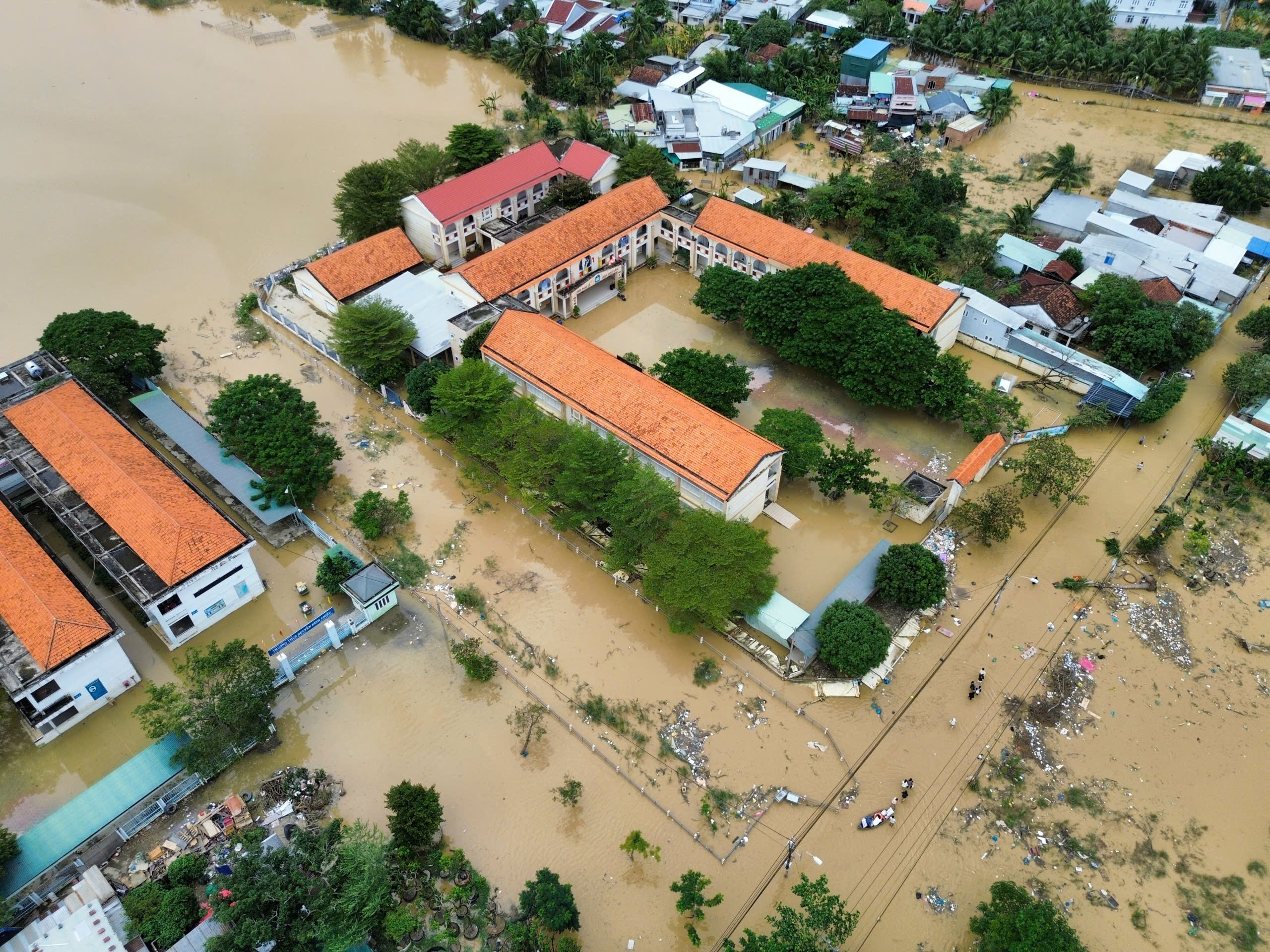 Khánh hòa: Nha Trang chạy lụt lần 4 do xả hồ chứa Am Chúa và Đắc Lộc - Ảnh 5. Khánh hòa: Nha Trang chạy lụt lần 4 do xả hồ chứa Am Chúa và Đắc Lộc - Ảnh 5.