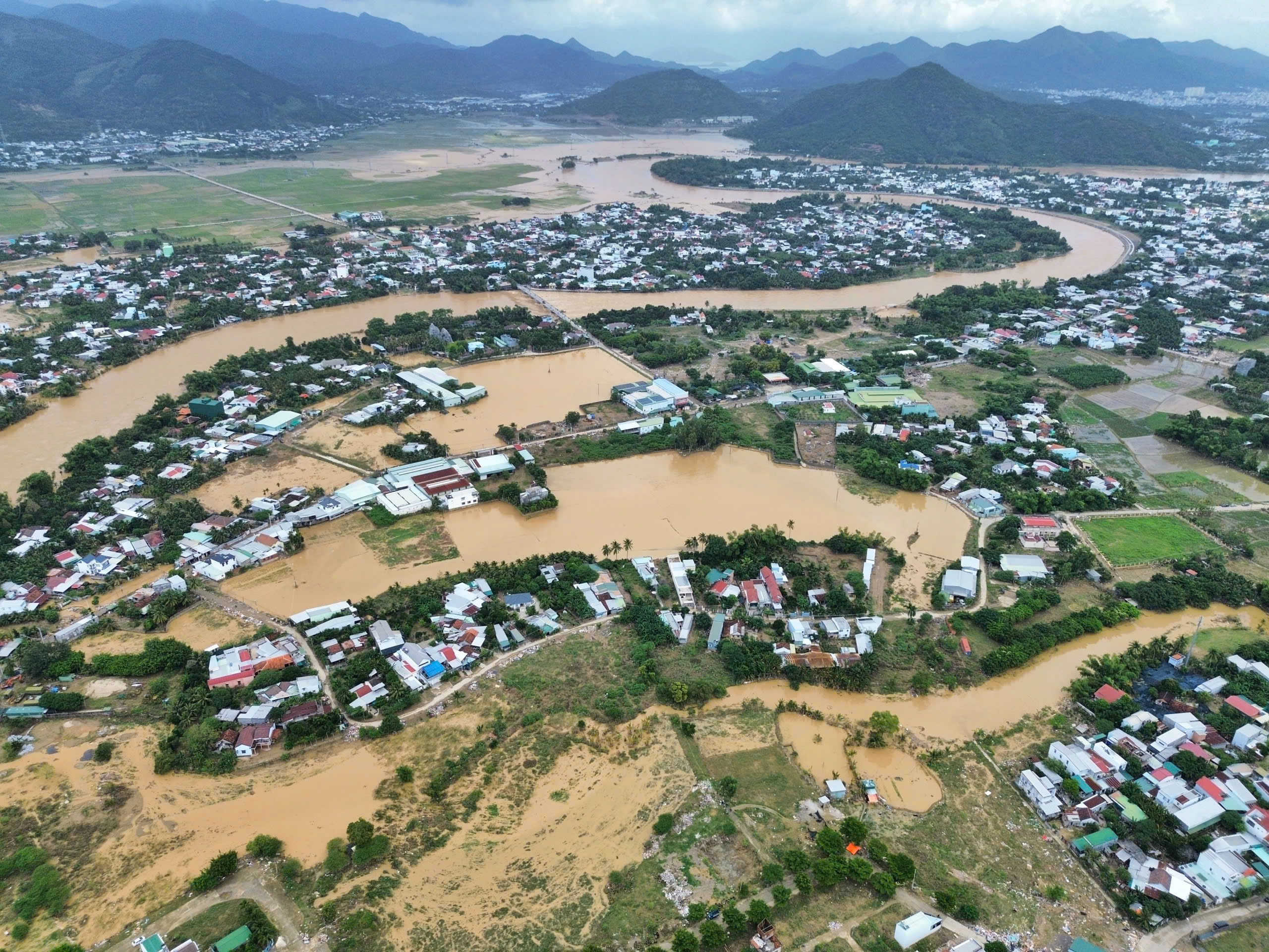 Khánh hòa: Nha Trang chạy lụt lần 4 do xả hồ chứa Am Chúa và Đắc Lộc - Ảnh 11. Khánh hòa: Nha Trang chạy lụt lần 4 do xả hồ chứa Am Chúa và Đắc Lộc - Ảnh 11.