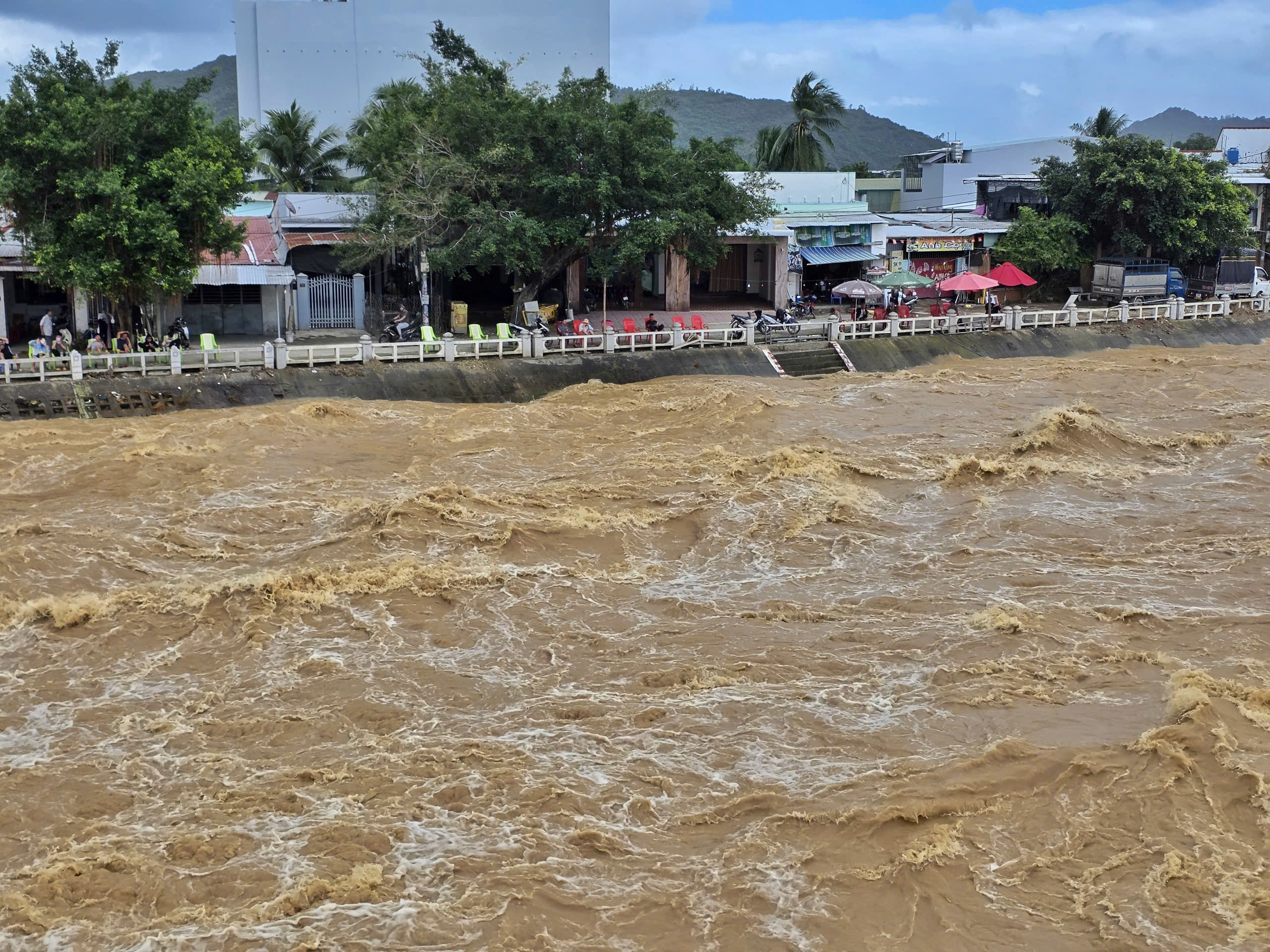 Khánh hòa: Nha Trang chạy lụt lần 4 do xả hồ chứa Am Chúa và Đắc Lộc - Ảnh 8. Khánh hòa: Nha Trang chạy lụt lần 4 do xả hồ chứa Am Chúa và Đắc Lộc - Ảnh 8.