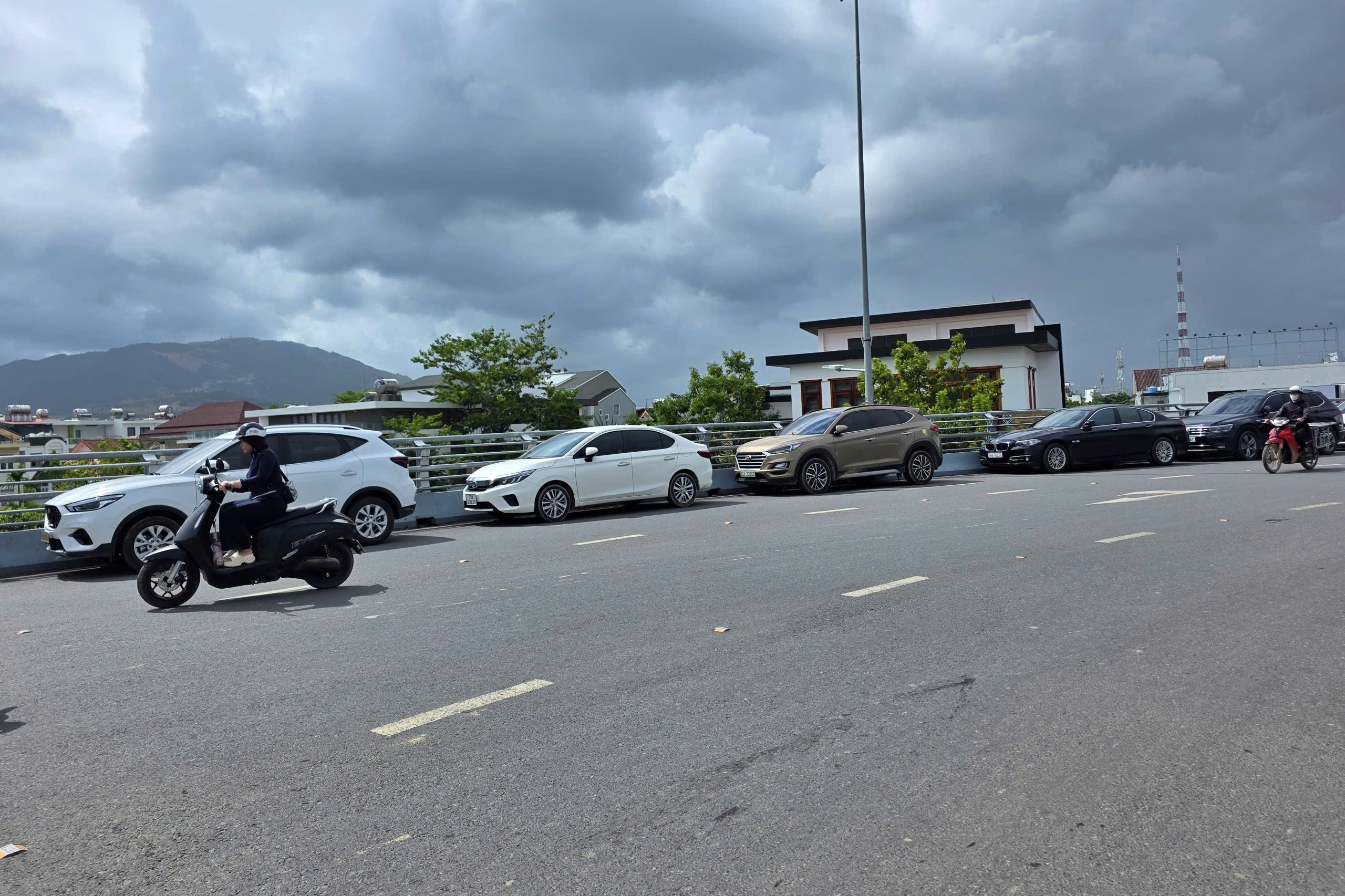 Khánh hòa: Nha Trang chạy lụt lần 4 do xả hồ chứa Am Chúa và Đắc Lộc - Ảnh 14. Khánh hòa: Nha Trang chạy lụt lần 4 do xả hồ chứa Am Chúa và Đắc Lộc - Ảnh 14.