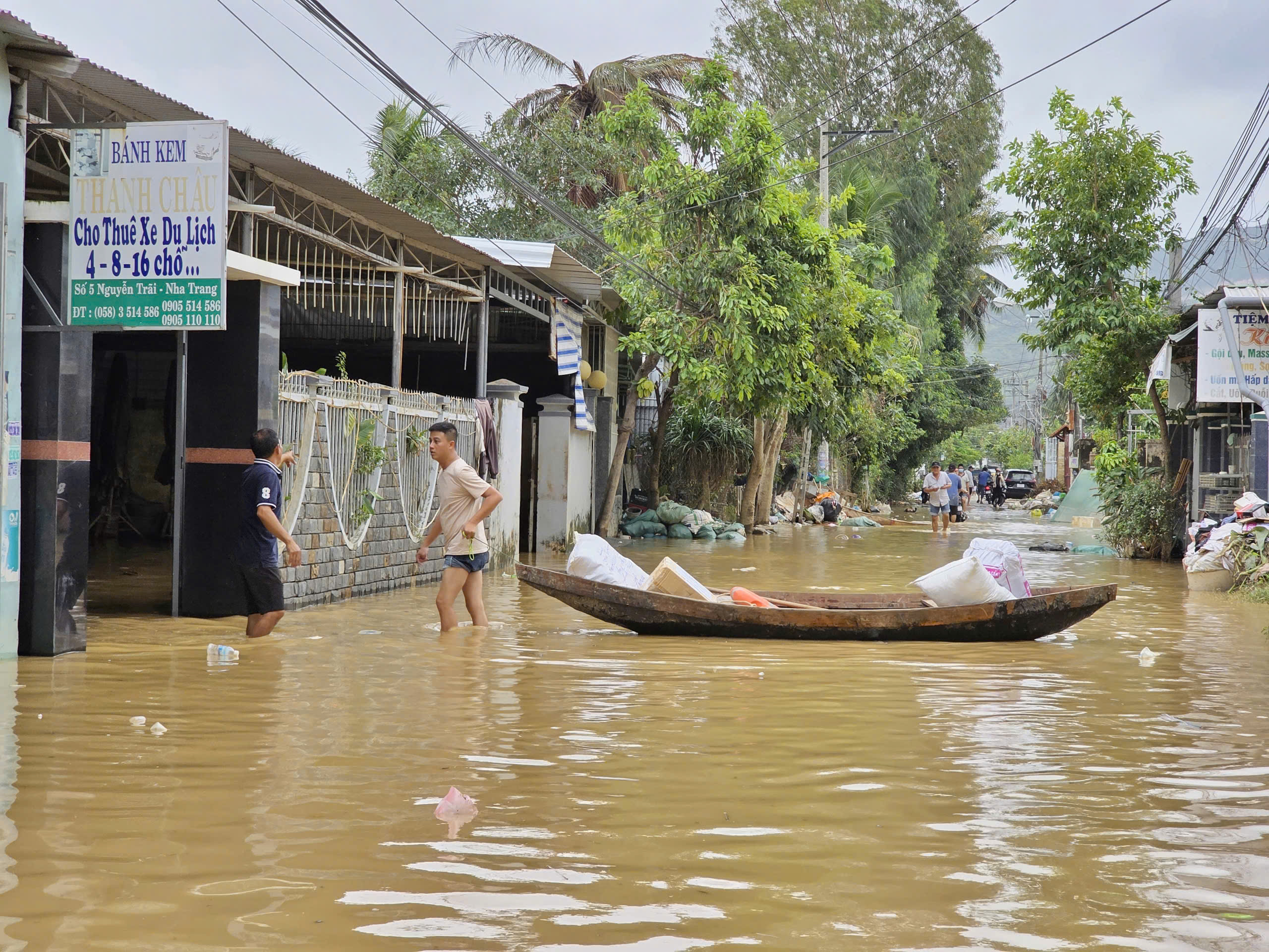 Khánh hòa: Nha Trang chạy lụt lần 4 do xả hồ chứa Am Chúa và Đắc Lộc - Ảnh 10. Khánh hòa: Nha Trang chạy lụt lần 4 do xả hồ chứa Am Chúa và Đắc Lộc - Ảnh 10.