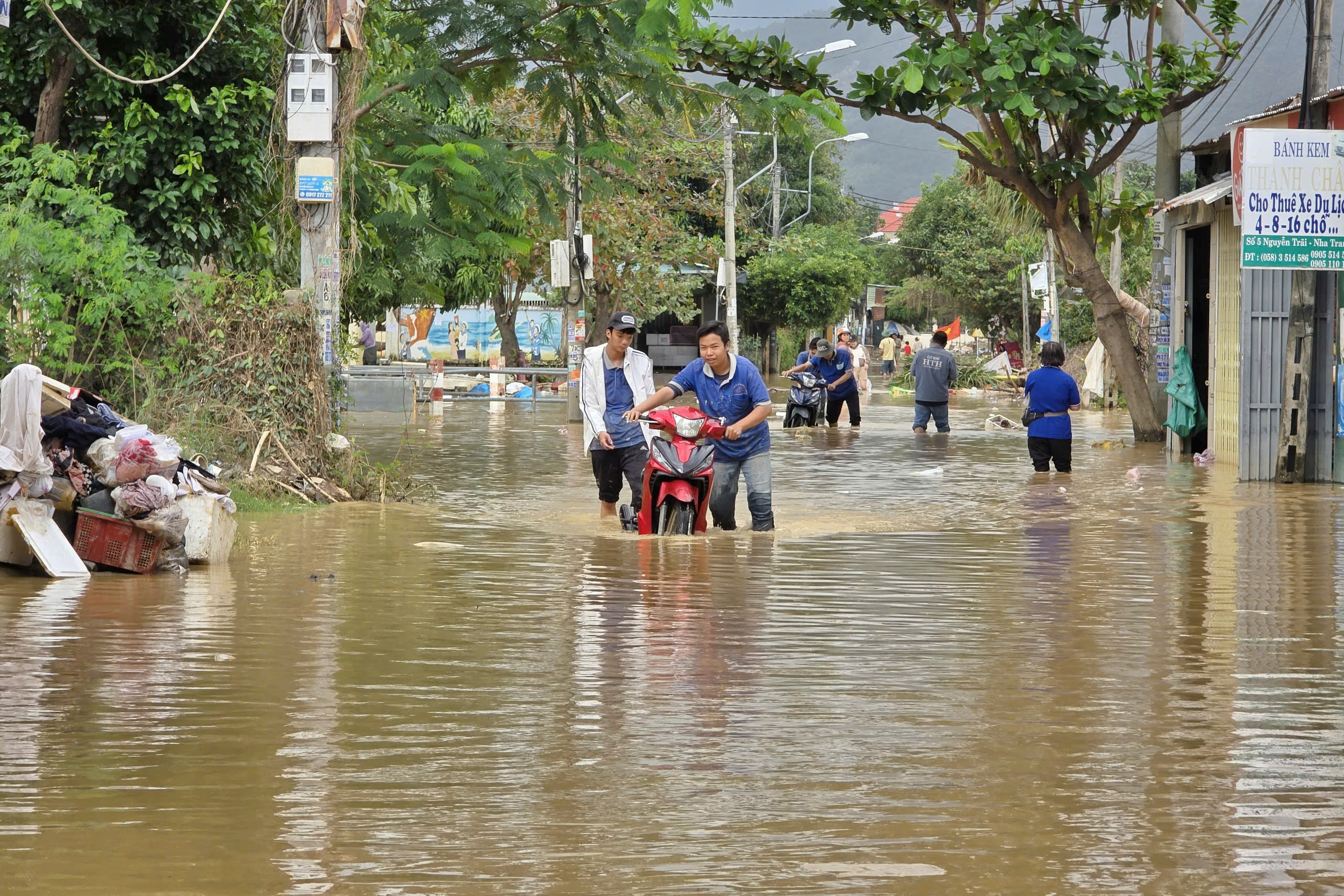 Khánh hòa: Nha Trang chạy lụt lần 4 do xả hồ chứa Am Chúa và Đắc Lộc - Ảnh 13. Khánh hòa: Nha Trang chạy lụt lần 4 do xả hồ chứa Am Chúa và Đắc Lộc - Ảnh 13.