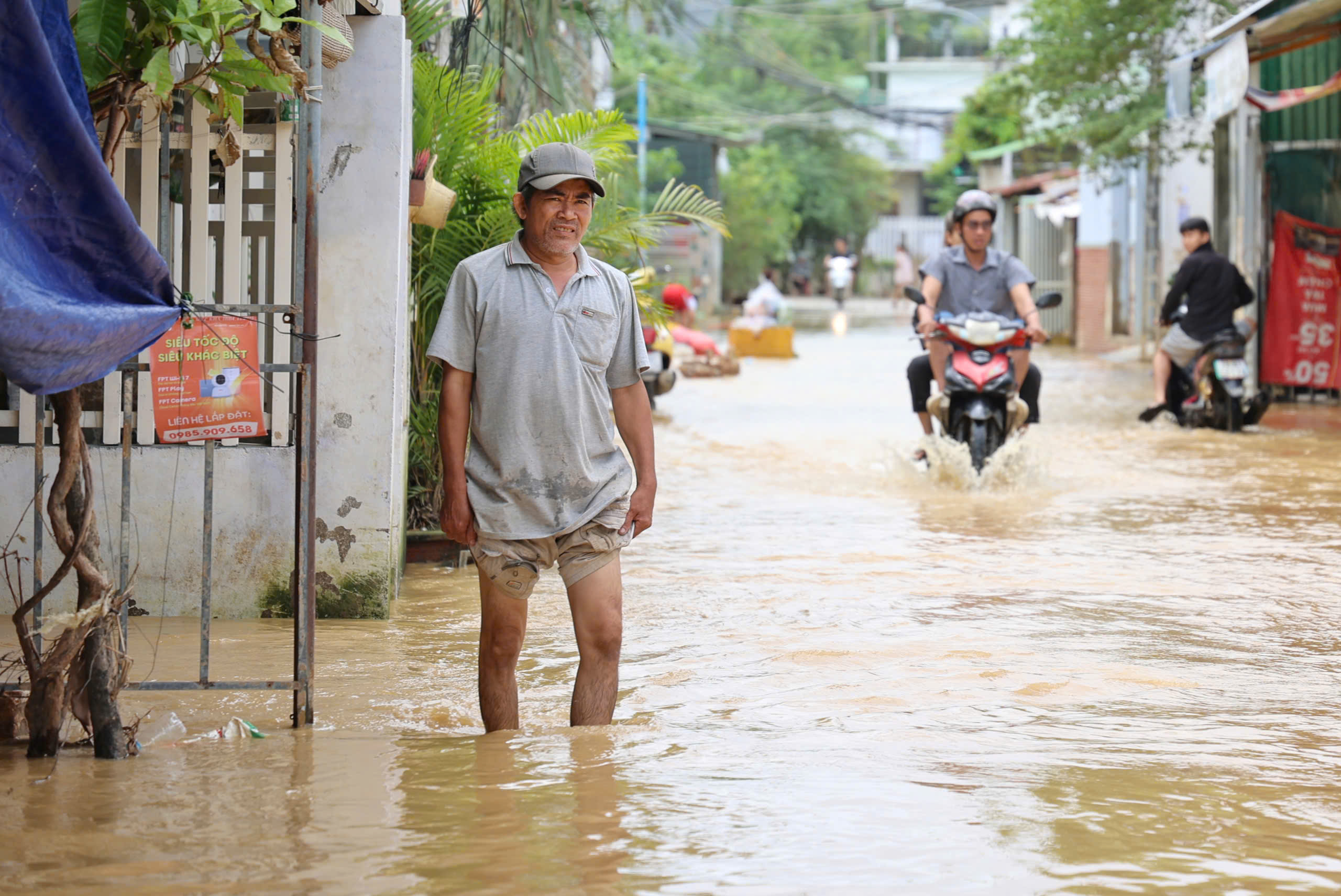 Khánh hòa: Nha Trang chạy lụt lần 4 do xả hồ chứa Am Chúa và Đắc Lộc - Ảnh 4. Khánh hòa: Nha Trang chạy lụt lần 4 do xả hồ chứa Am Chúa và Đắc Lộc - Ảnh 4.
