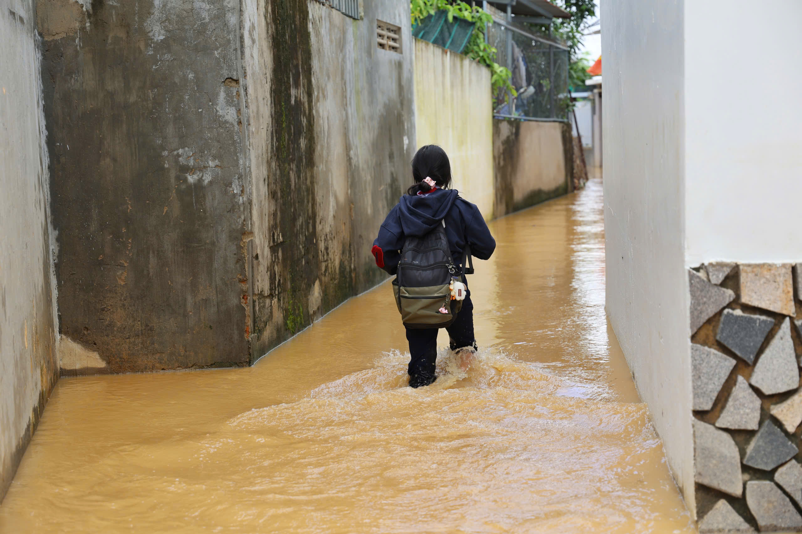 Khánh hòa: Nha Trang chạy lụt lần 4 do xả hồ chứa Am Chúa và Đắc Lộc - Ảnh 6. Khánh hòa: Nha Trang chạy lụt lần 4 do xả hồ chứa Am Chúa và Đắc Lộc - Ảnh 6.