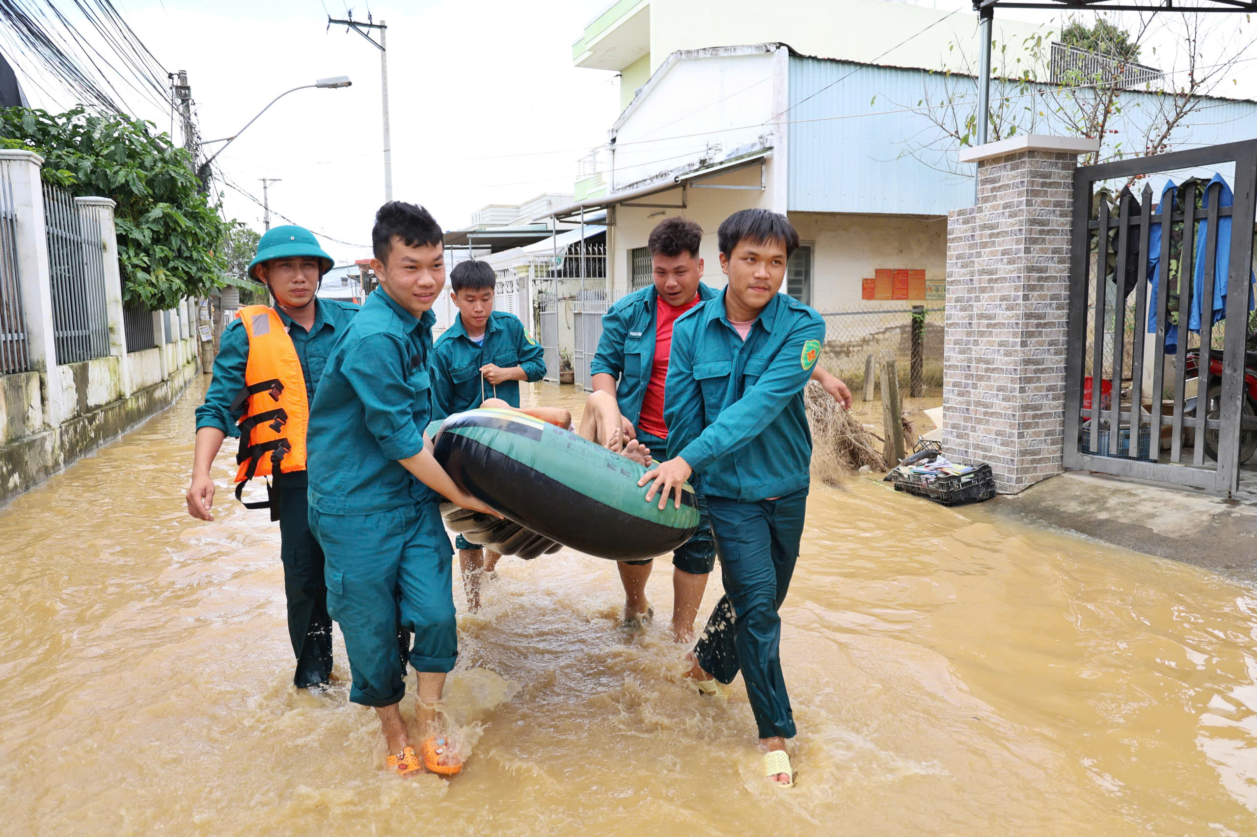 Khánh hòa: Nha Trang chạy lụt lần 4 do xả hồ chứa Am Chúa và Đắc Lộc - Ảnh 15. Khánh hòa: Nha Trang chạy lụt lần 4 do xả hồ chứa Am Chúa và Đắc Lộc - Ảnh 15.
