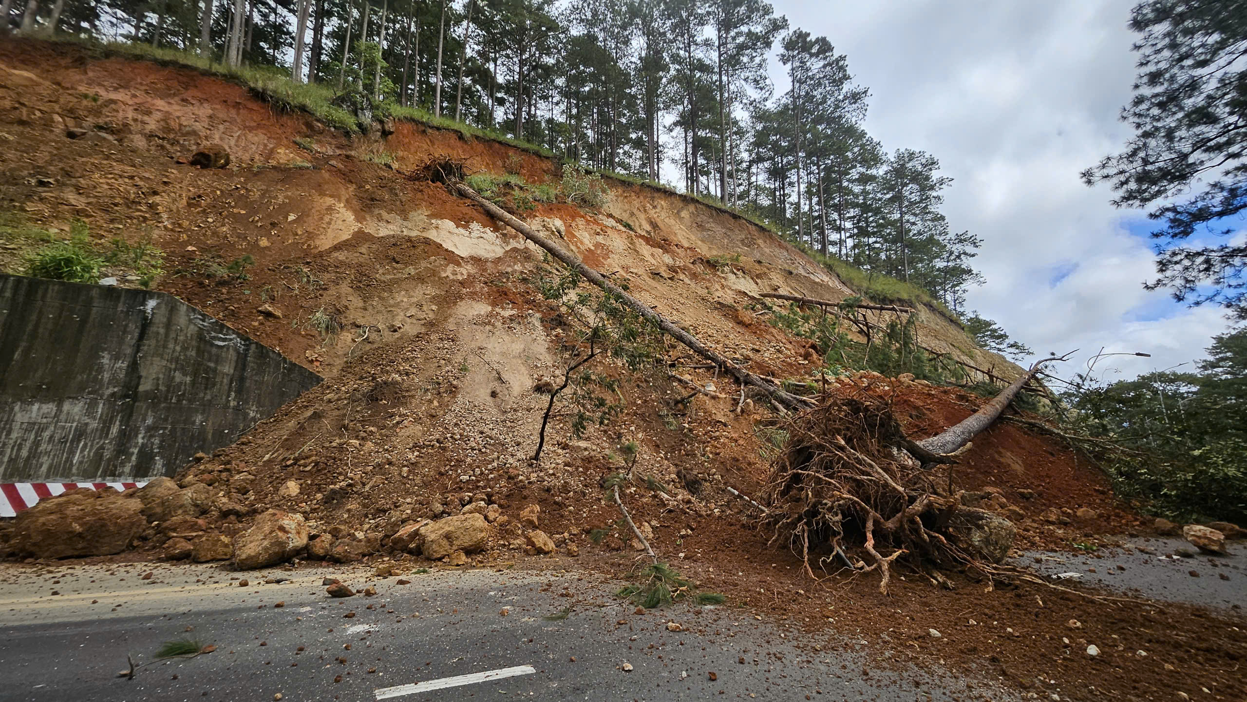 Cấm lưu thông qua đèo Prenn, từ 15 giờ 30 xe được lưu thông qua đèo Mimosa - Ảnh 2.