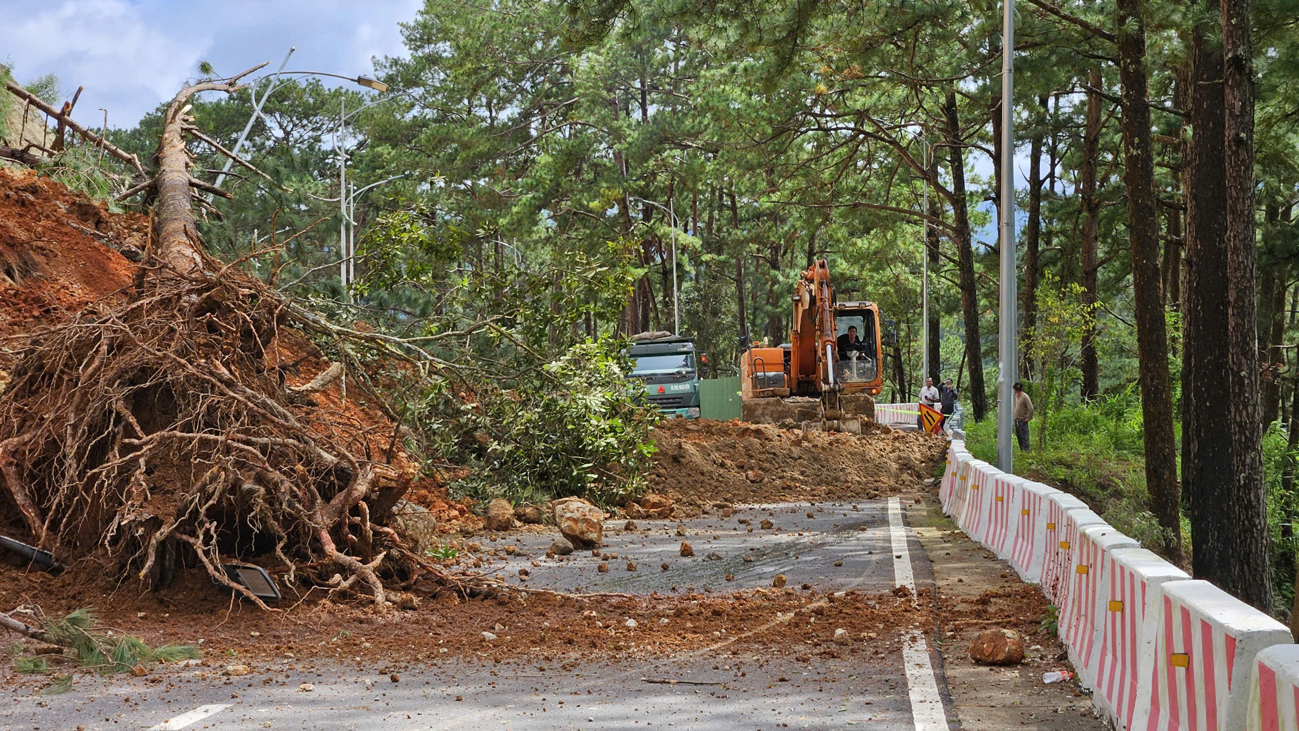 Cấm lưu thông qua đèo Prenn, từ 15 giờ 30 xe được lưu thông qua đèo Mimosa - Ảnh 1.