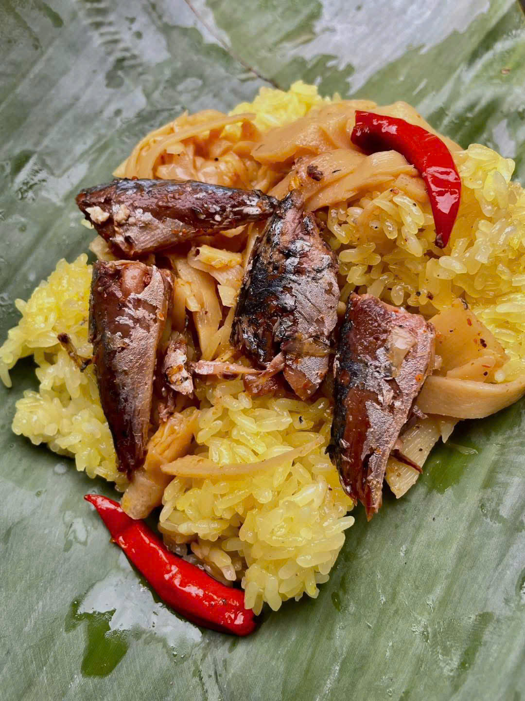 Cá nục kho măng ở Kon Tum: Cuộc gặp gỡ giữa núi đại ngàn và hơi thở biển khơi - Ảnh 2.