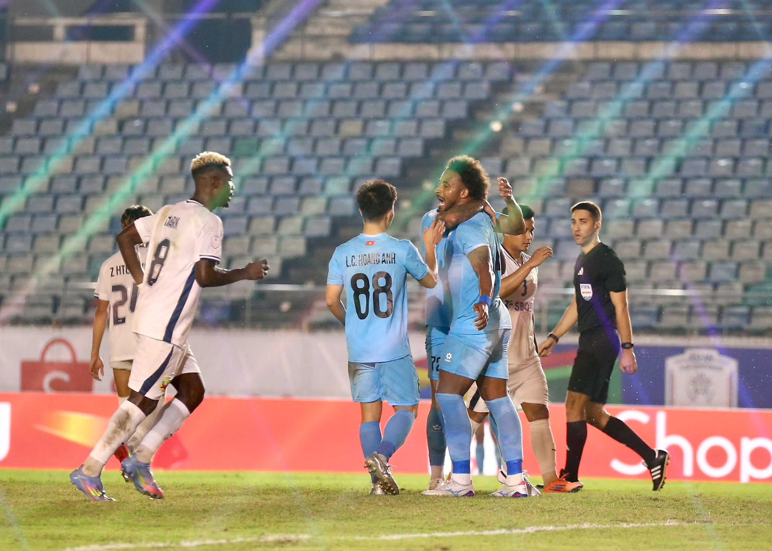 Xuân Son rực sáng lập hat-trick, CLB Nam Định thắng dễ nhà vô địch Myanmar- Ảnh 2. Xuân Son rực sáng lập hat-trick, CLB Nam Định thắng dễ nhà vô địch Myanmar- Ảnh 2.