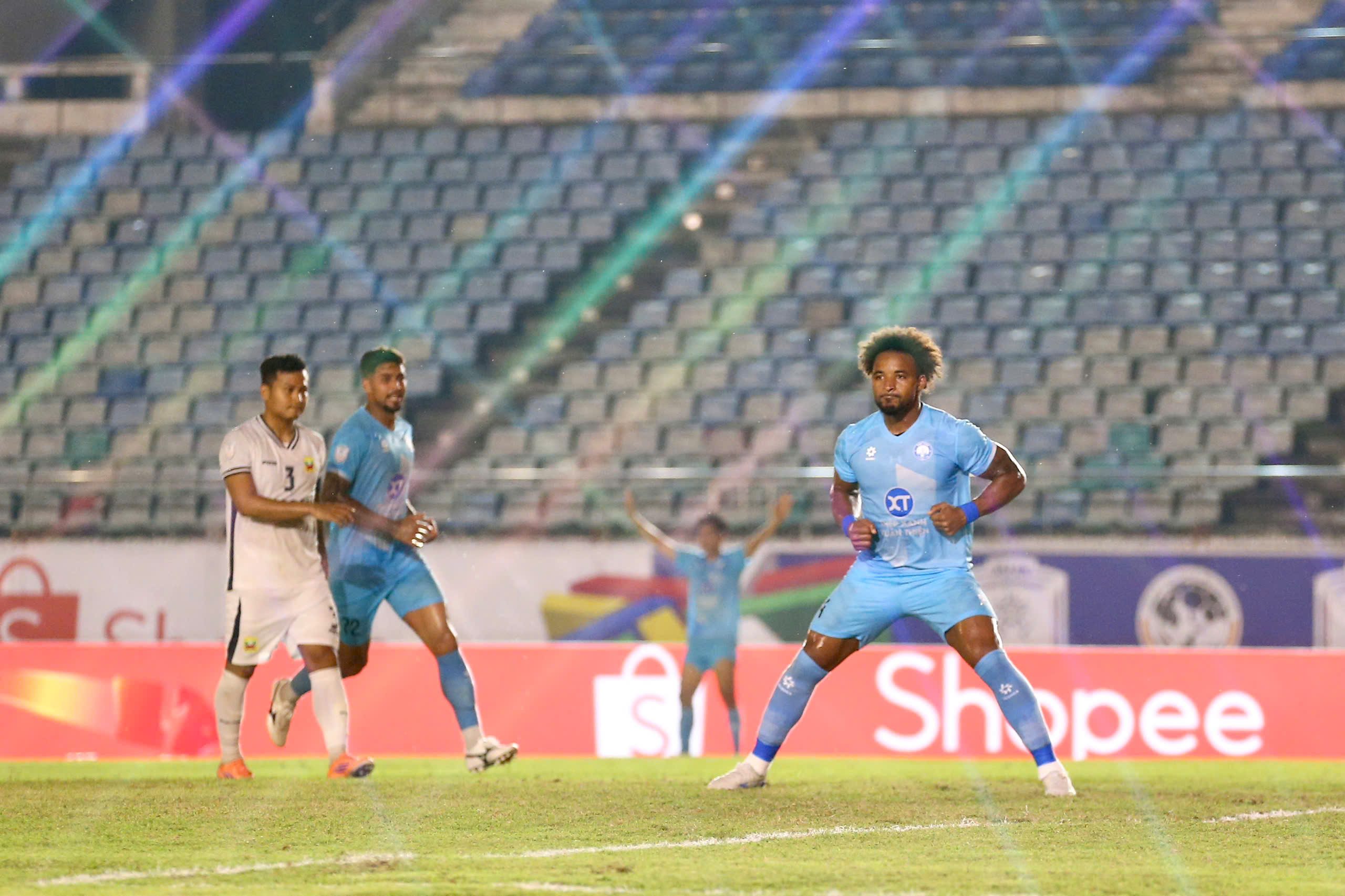 Xuân Son rực sáng lập hat-trick, CLB Nam Định thắng dễ nhà vô địch Myanmar- Ảnh 3. Xuân Son rực sáng lập hat-trick, CLB Nam Định thắng dễ nhà vô địch Myanmar- Ảnh 3.