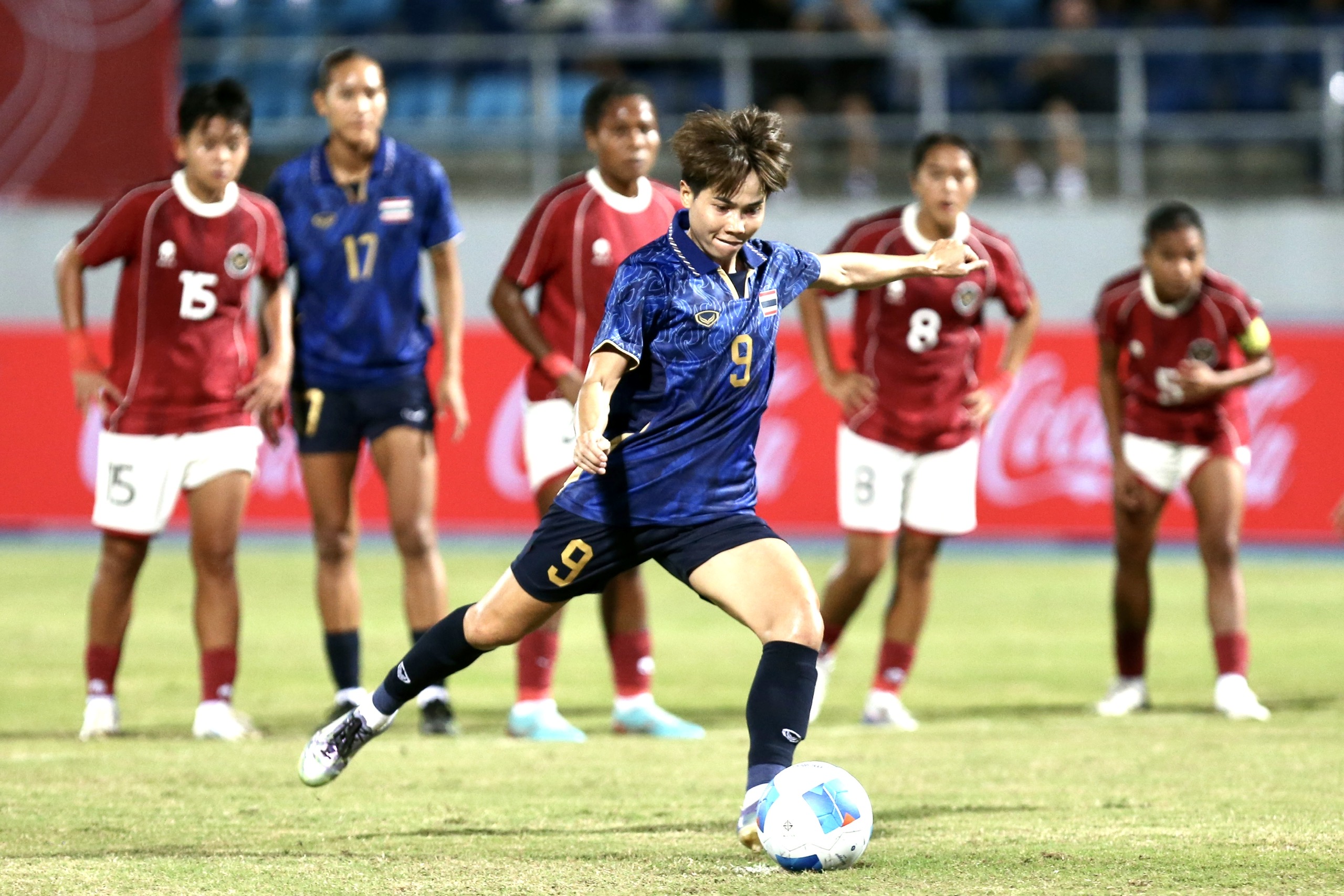 Indonesia phản lưới nhà khó tin rồi vỡ trận, đội tuyển nữ Thái Lan thắng cực đậm 8-0- Ảnh 8. Indonesia phản lưới nhà khó tin rồi vỡ trận, đội tuyển nữ Thái Lan thắng cực đậm 8-0- Ảnh 8.