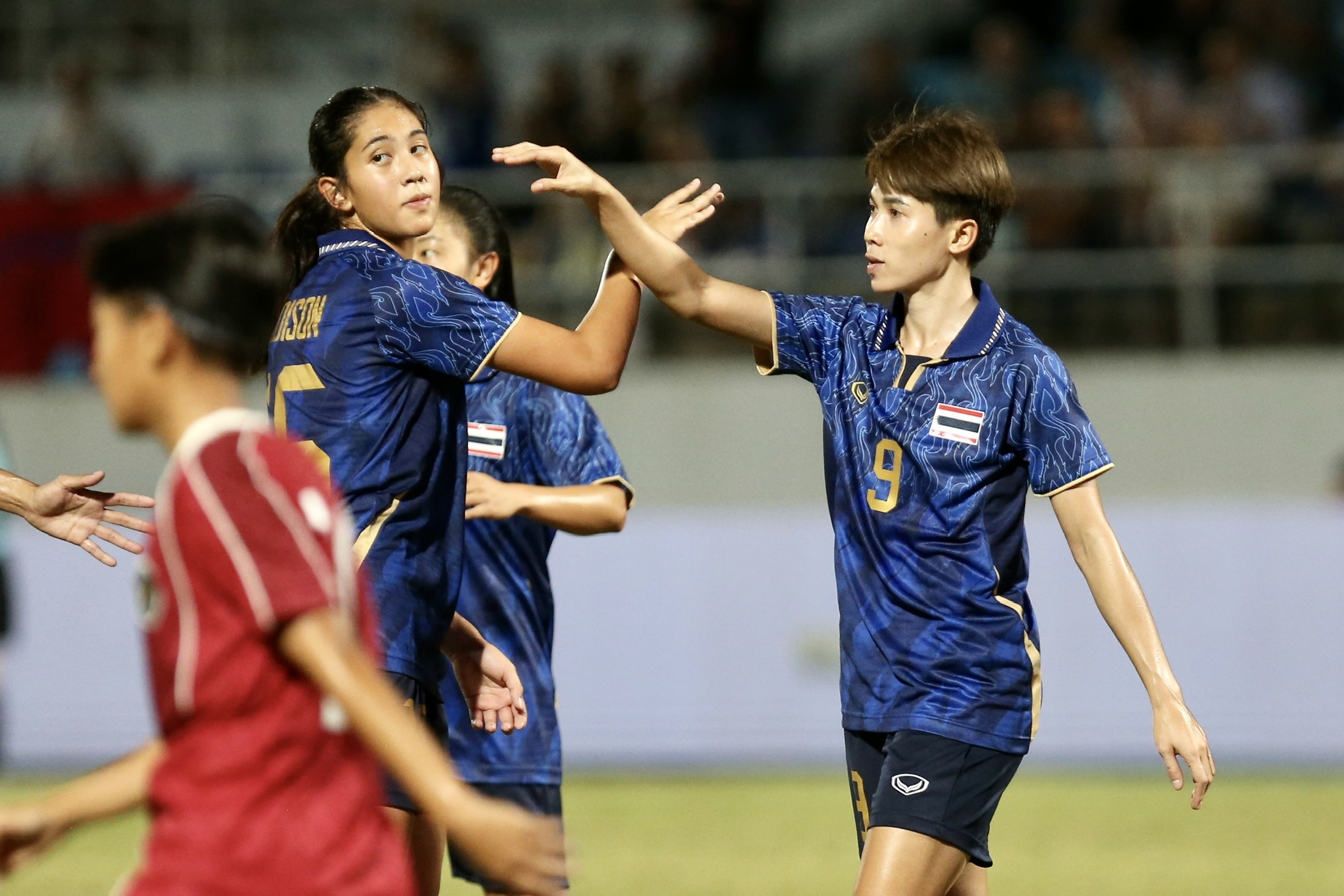 Indonesia phản lưới nhà khó tin rồi vỡ trận, đội tuyển nữ Thái Lan thắng cực đậm 8-0- Ảnh 3. Indonesia phản lưới nhà khó tin rồi vỡ trận, đội tuyển nữ Thái Lan thắng cực đậm 8-0- Ảnh 3.