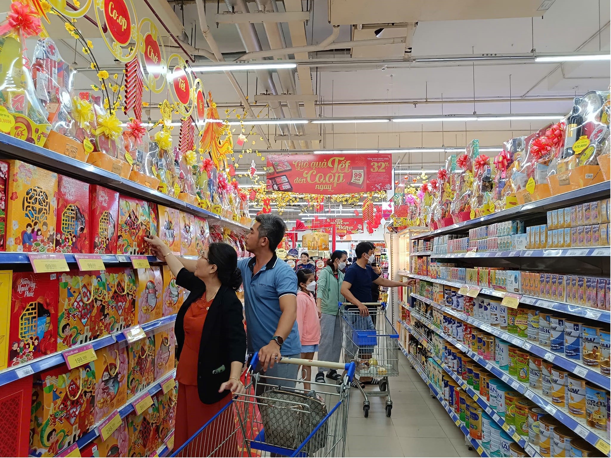 Giỏ quà Tết giá chỉ từ 99.000 đồng, chiết khấu đến 32% hỗ trợ người tiêu dùng- Ảnh 1. Giỏ quà Tết giá chỉ từ 99.000 đồng, chiết khấu đến 32% hỗ trợ người tiêu dùng- Ảnh 1.