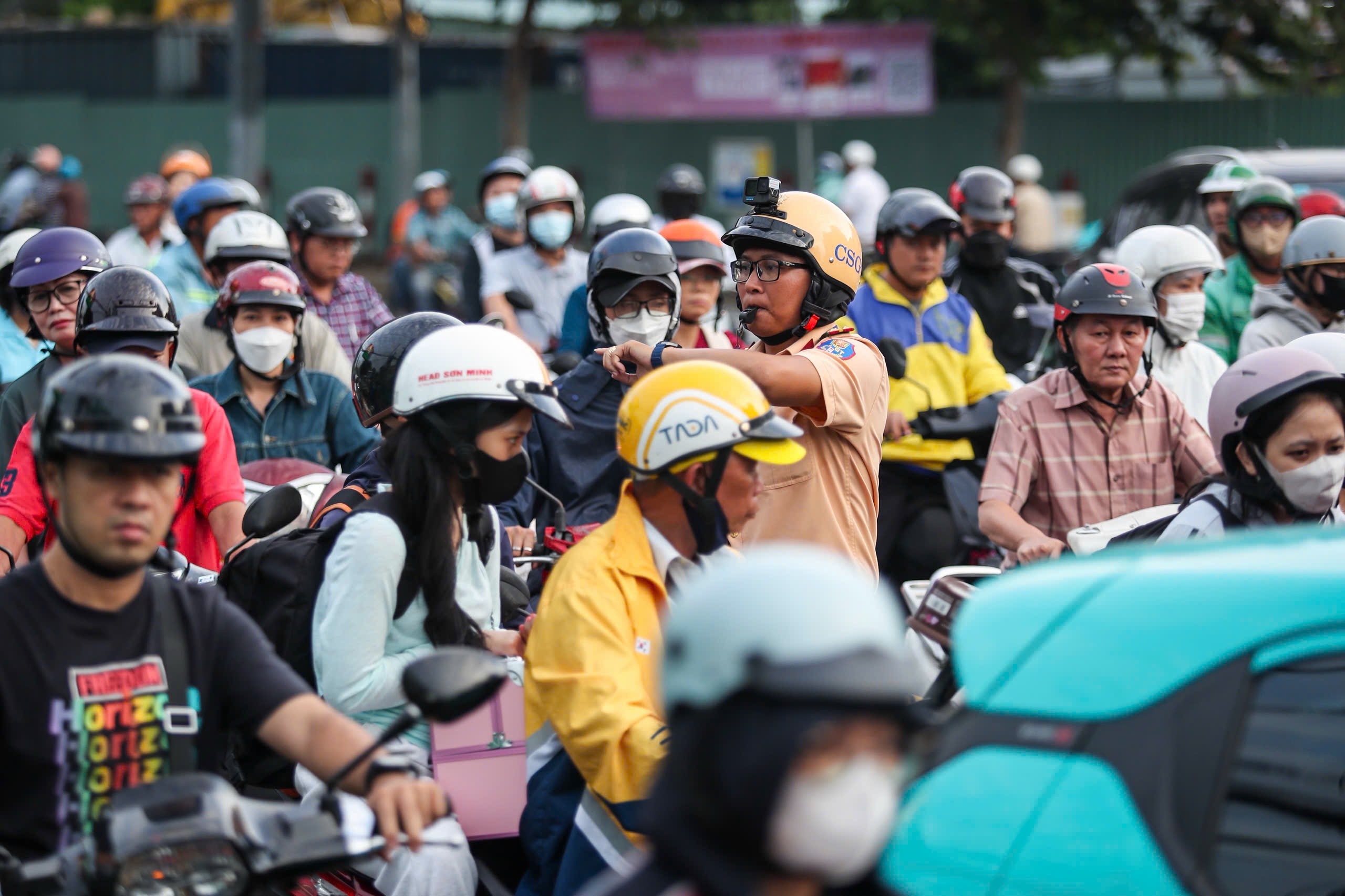 TP.HCM ùn tắc gia tăng - Ảnh 1.