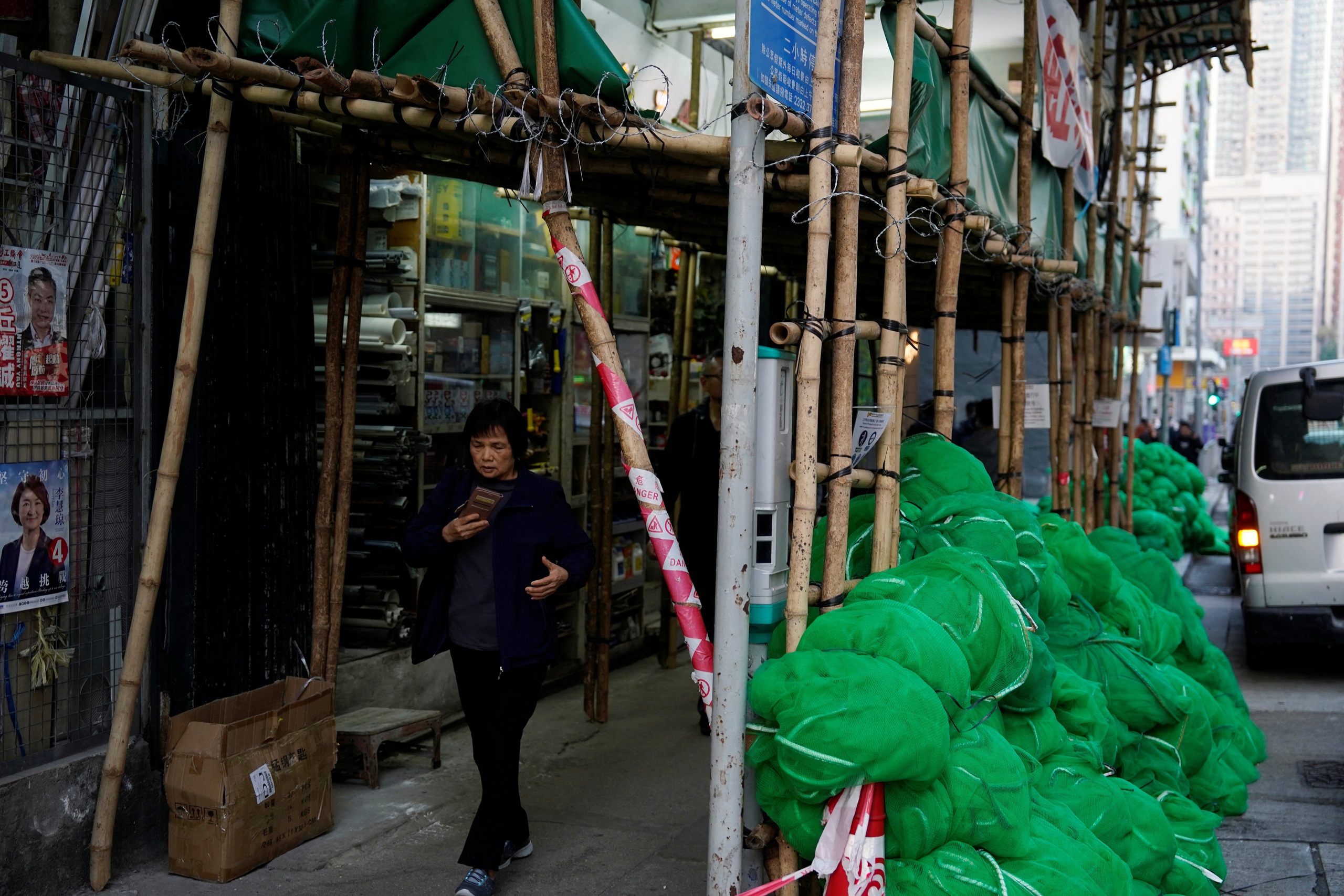 Hồng K&ocirc;ng ra lệnh th&aacute;o dỡ lưới gi&agrave;n gi&aacute;o sau vụ ch&aacute;y chung cư - Ảnh 1.