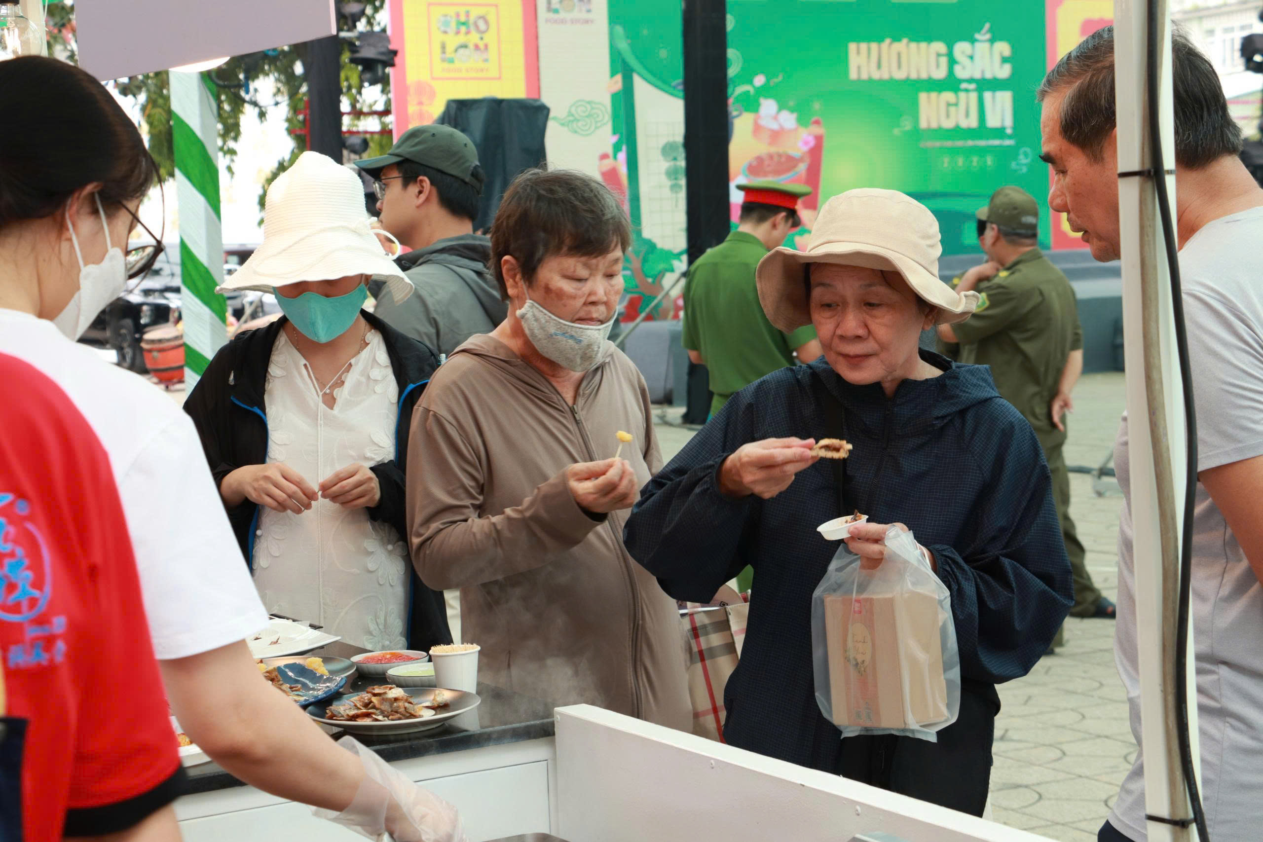 Lễ hội ẩm thực Chợ Lớn: Tấp nập khách đến thưởng thức trăm món ngon - Ảnh 2.