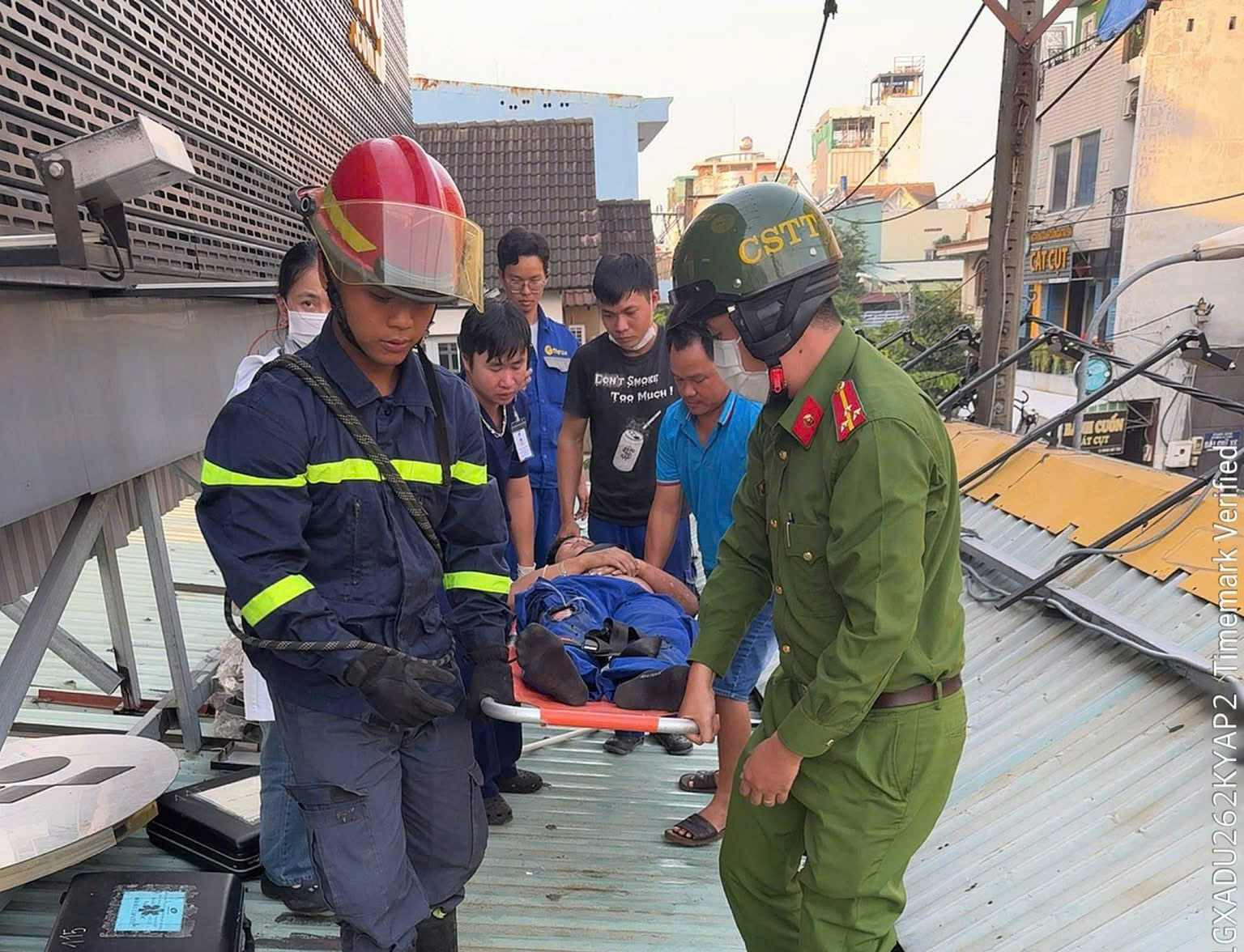 TP.HCM: Điện giật cháy quần áo, nam công nhân may mắn thoát chết- Ảnh 1.