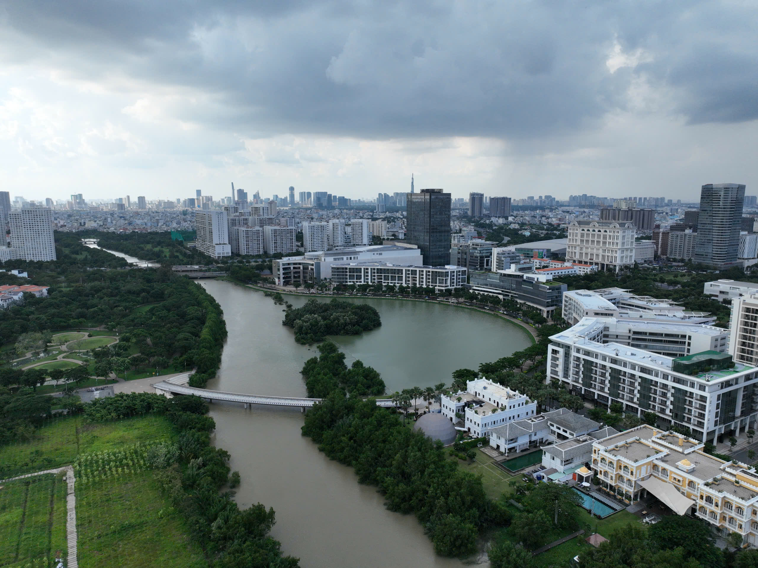 Khoảnh khắc đẹp: Thích thú ngắm chim, cò đớp mồi giữa lòng 'khu nhà giàu' ở TP.HCM - Ảnh 1.