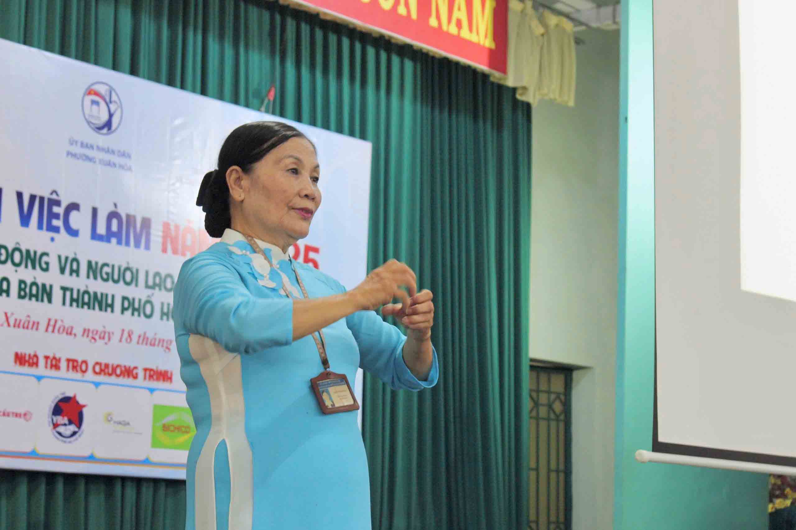 “Món nợ dễ thương” của cô giáo ngôn ngữ ký hiệu - Ảnh 1.