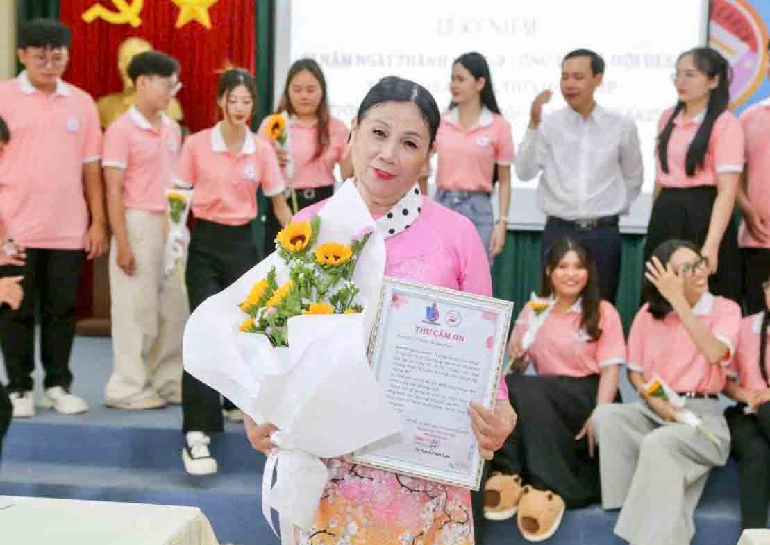 “Món nợ dễ thương” của cô giáo ngôn ngữ ký hiệu - Ảnh 4.