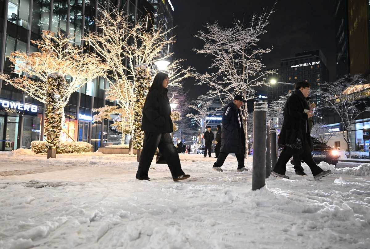 Tuyết rơi dày ở Seoul, chính quyền phải ban bố cảnh báo khẩn - Ảnh 3.