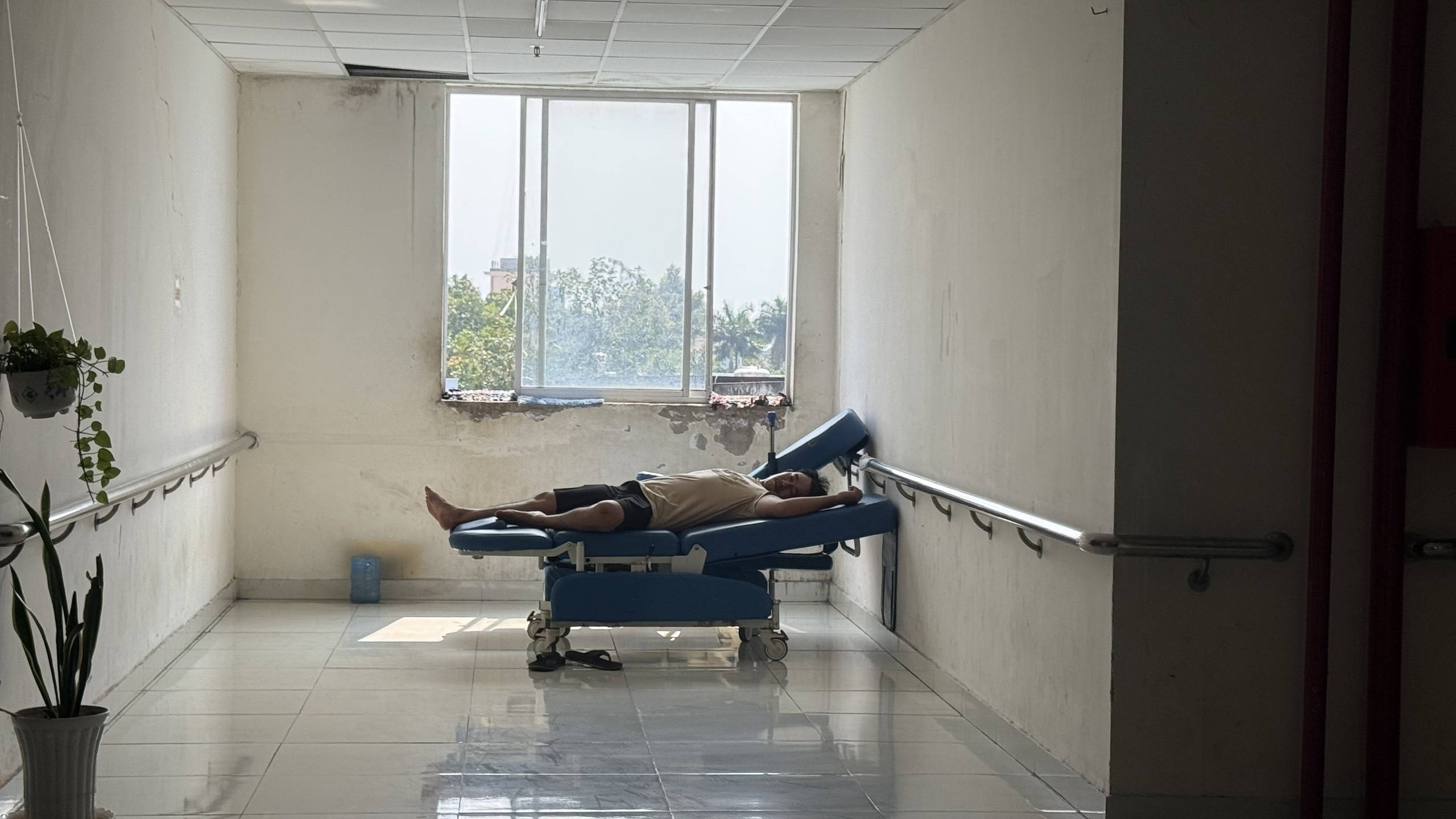 TP.HCM: Khoa phụ sản Bệnh viện đa khoa Bình Dương hư hỏng, dột nát nghiêm trọng - Ảnh 7.