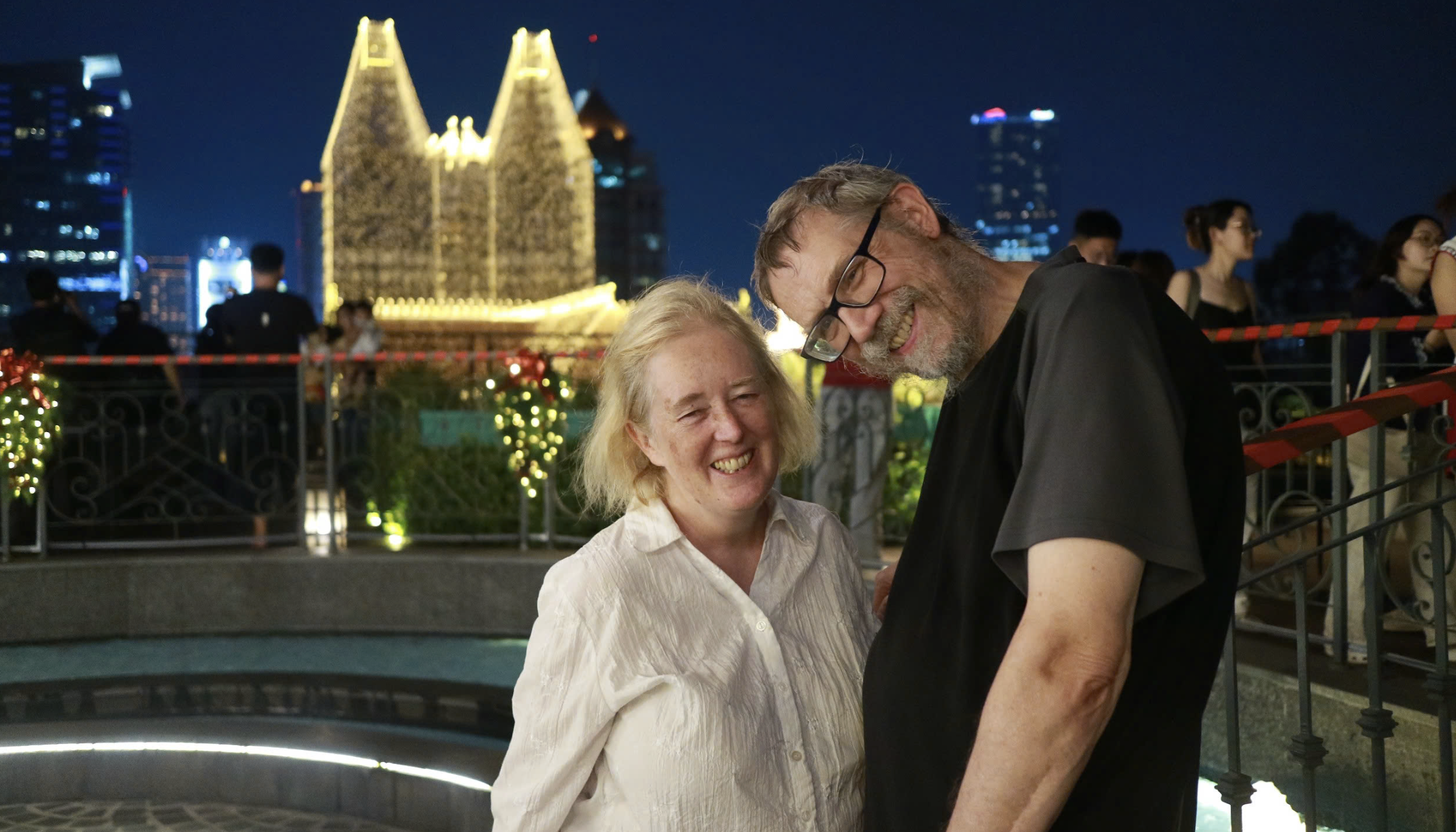 Ngỡ ngàng Giáng sinh tại TP.HCM: Không tuyết lạnh, vẫn khiến khách Tây… mê mẩn - Ảnh 1. Ngỡ ngàng Giáng sinh tại TP.HCM: Không tuyết lạnh, vẫn khiến khách Tây… mê mẩn - Ảnh 1.