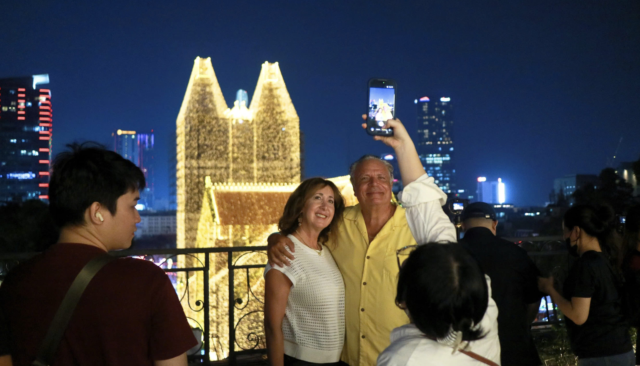 Ngỡ ngàng Giáng sinh tại TP.HCM: Không tuyết lạnh, vẫn khiến khách Tây… mê mẩn - Ảnh 2. Ngỡ ngàng Giáng sinh tại TP.HCM: Không tuyết lạnh, vẫn khiến khách Tây… mê mẩn - Ảnh 2.