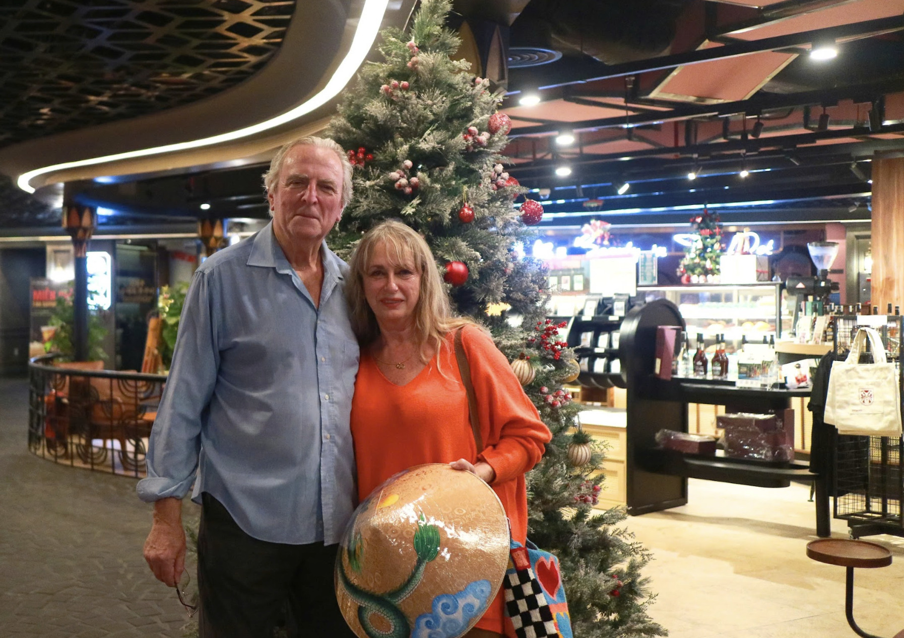 Ngỡ ngàng Giáng sinh tại TP.HCM: Không tuyết lạnh, vẫn khiến khách Tây… mê mẩn - Ảnh 3. Ngỡ ngàng Giáng sinh tại TP.HCM: Không tuyết lạnh, vẫn khiến khách Tây… mê mẩn - Ảnh 3.