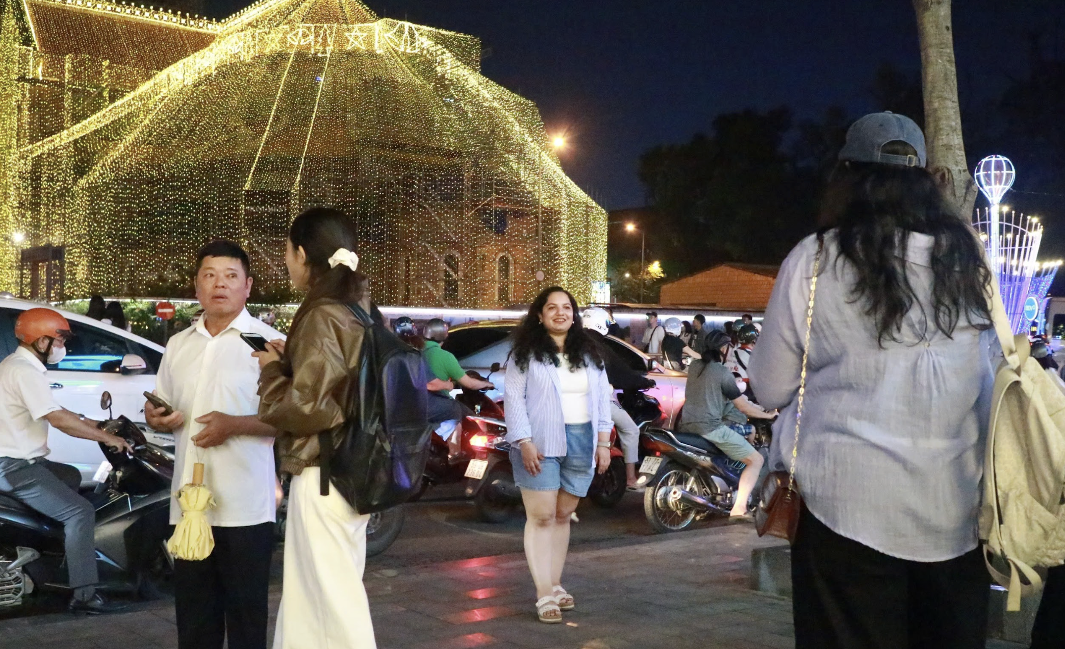 Ngỡ ngàng Giáng sinh tại TP.HCM: Không tuyết lạnh, vẫn khiến khách Tây… mê mẩn - Ảnh 4. Ngỡ ngàng Giáng sinh tại TP.HCM: Không tuyết lạnh, vẫn khiến khách Tây… mê mẩn - Ảnh 4.