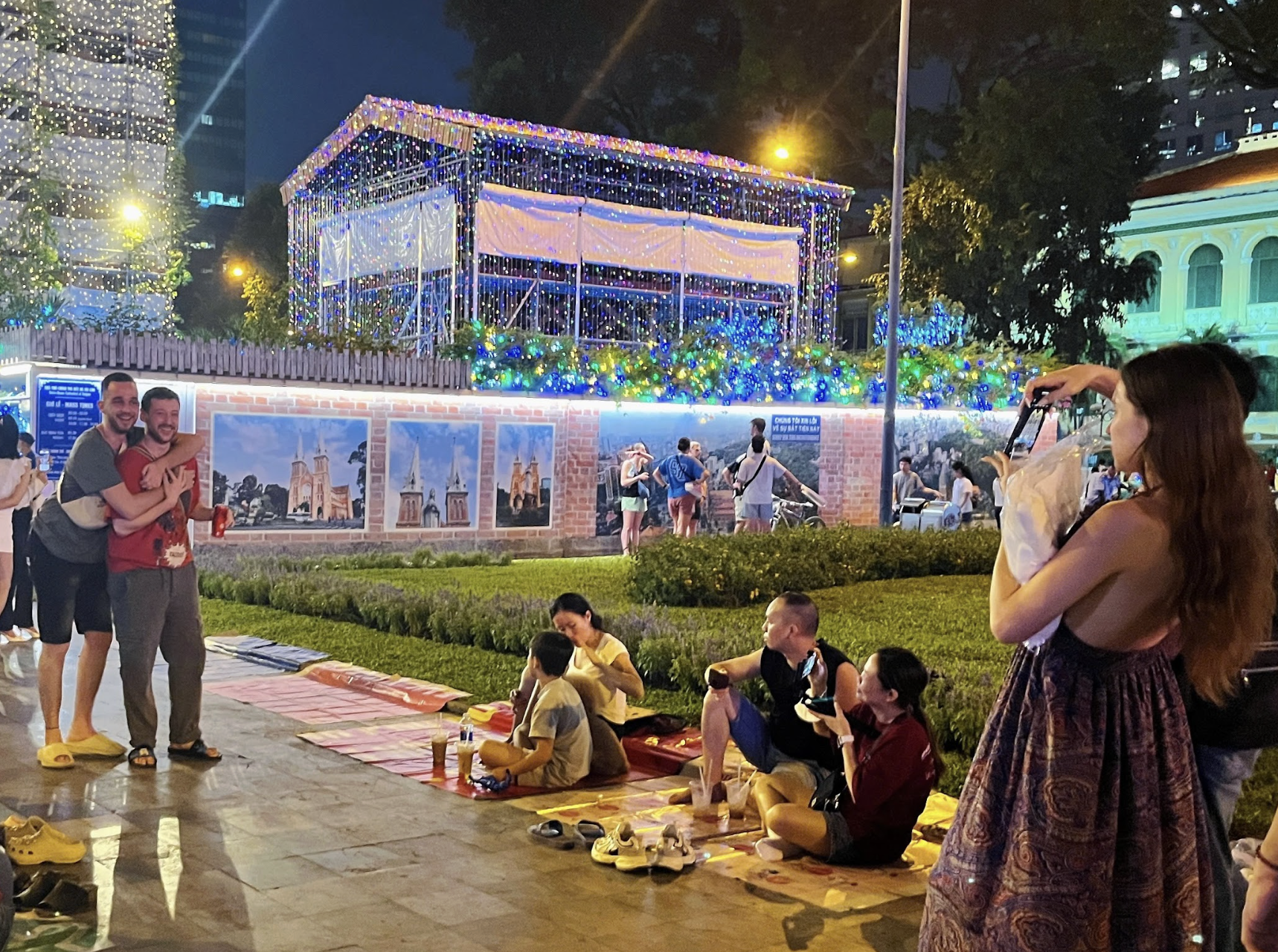 Ngỡ ngàng Giáng sinh tại TP.HCM: Không tuyết lạnh, vẫn khiến khách Tây… mê mẩn - Ảnh 5. Ngỡ ngàng Giáng sinh tại TP.HCM: Không tuyết lạnh, vẫn khiến khách Tây… mê mẩn - Ảnh 5.