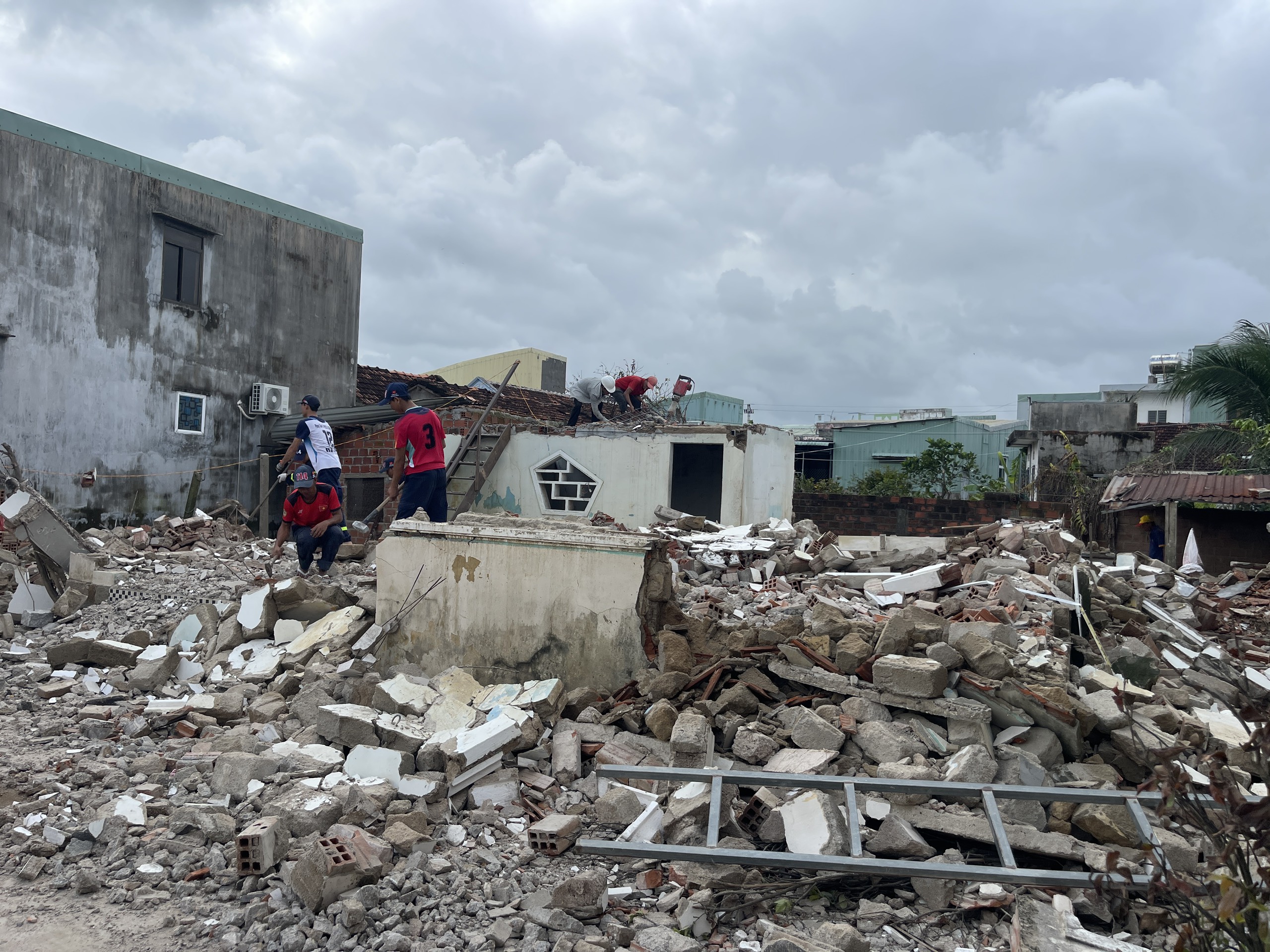 Công an Gia Lai làm 'thợ xây': 60 ngày đêm dựng 131 nhà cho dân đón tết - Ảnh 2.